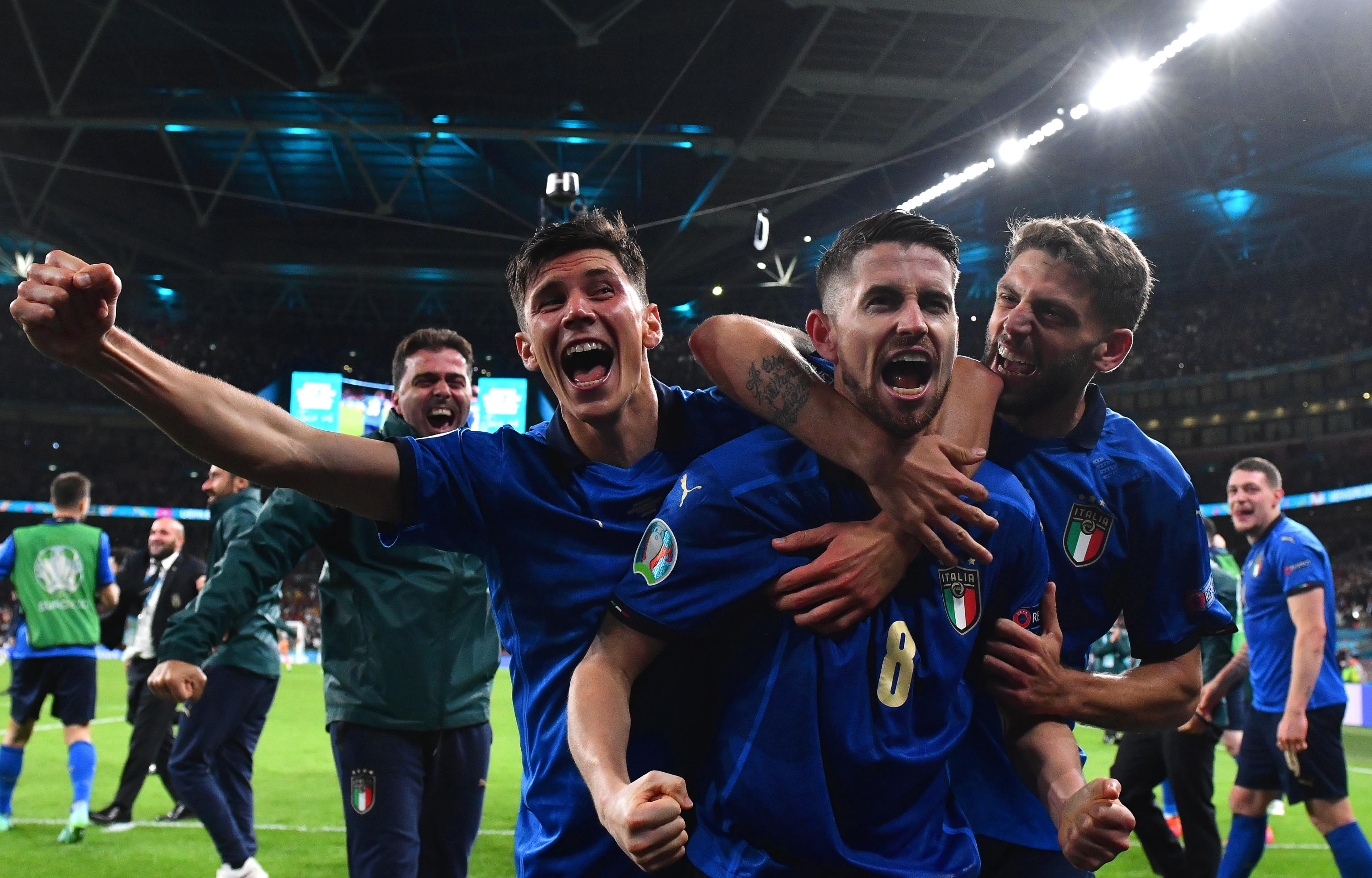 epa09327322 Players of Italy celebrate after winning the penalty shoot-out of the UEFA EURO 2020 semi final between Italy and Spain in London, Britain, 06 July 2021.  EPA/Justin Tallis / POOL (RESTRICTIONS: For editorial news reporting purposes only. Images must appear as still images and must not emulate match action video footage. Photographs published in online publications shall have an interval of at least 20 seconds between the posting.)