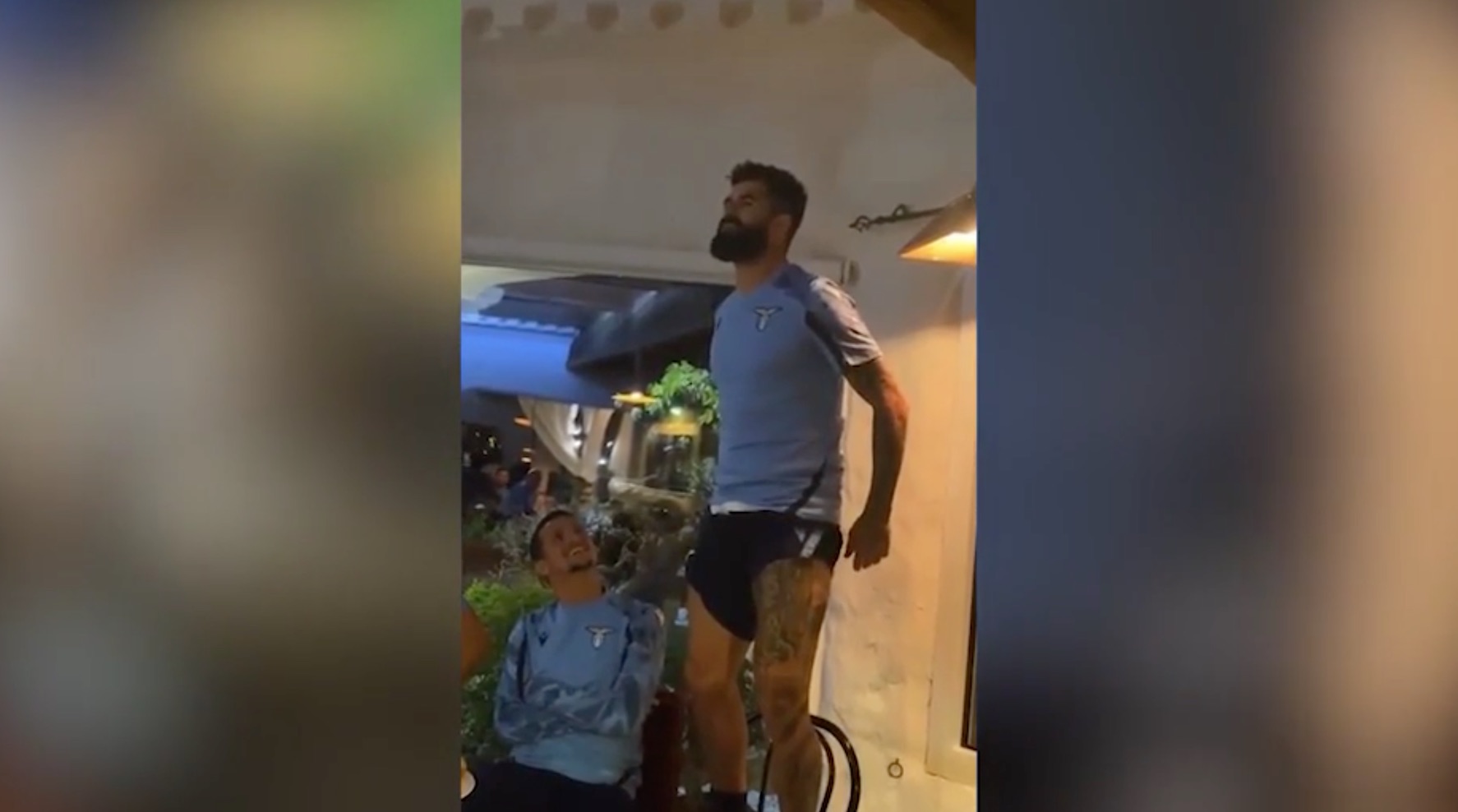 Il nuovo acquisto della Lazio si presenta cantando «Bella ciao». E tifosi non l’hanno presa bene – Il video