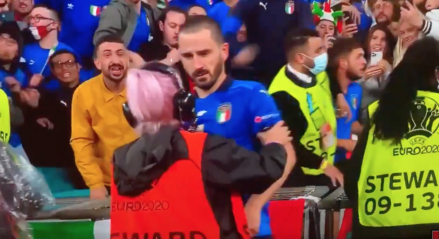 Bonucci scambiato per un tifoso infiltrato in campo, la stewart prova a portarlo via dopo Italia-Spagna – Il video