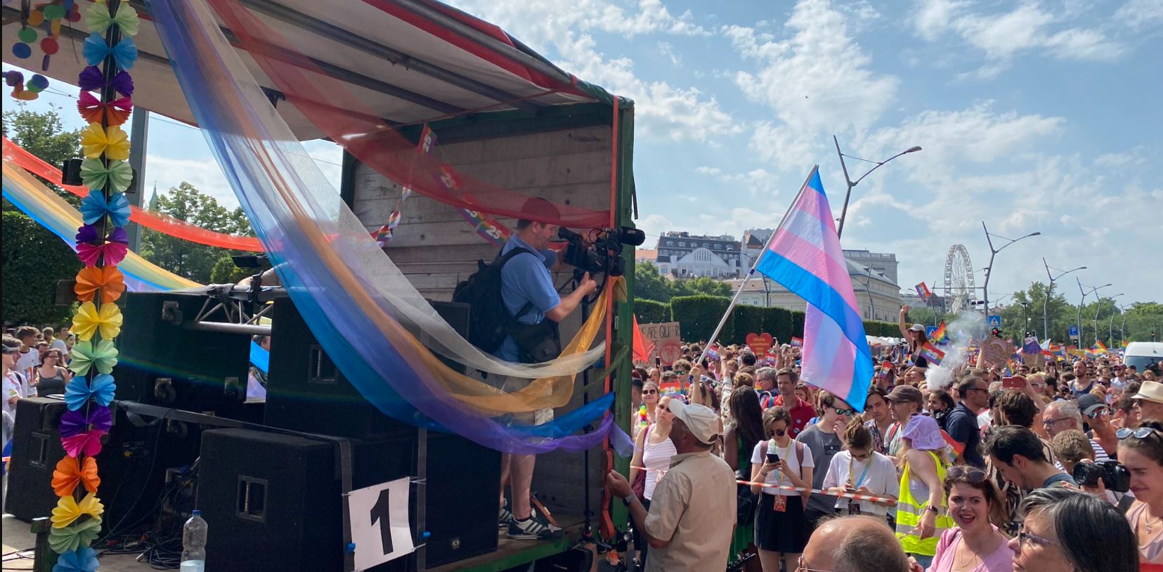 Budapest, 30 mila in piazza per il Pride: le immagini della manifestazione contro Orban per i diritti Lgbtq+ – Il video