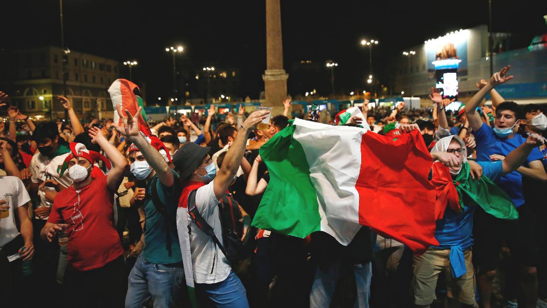 Euro 2020, l’esultanza dei tifosi azzurri nella Capitale e la festa durata tutta la notte: «Ora andiamo a vincere» – I video