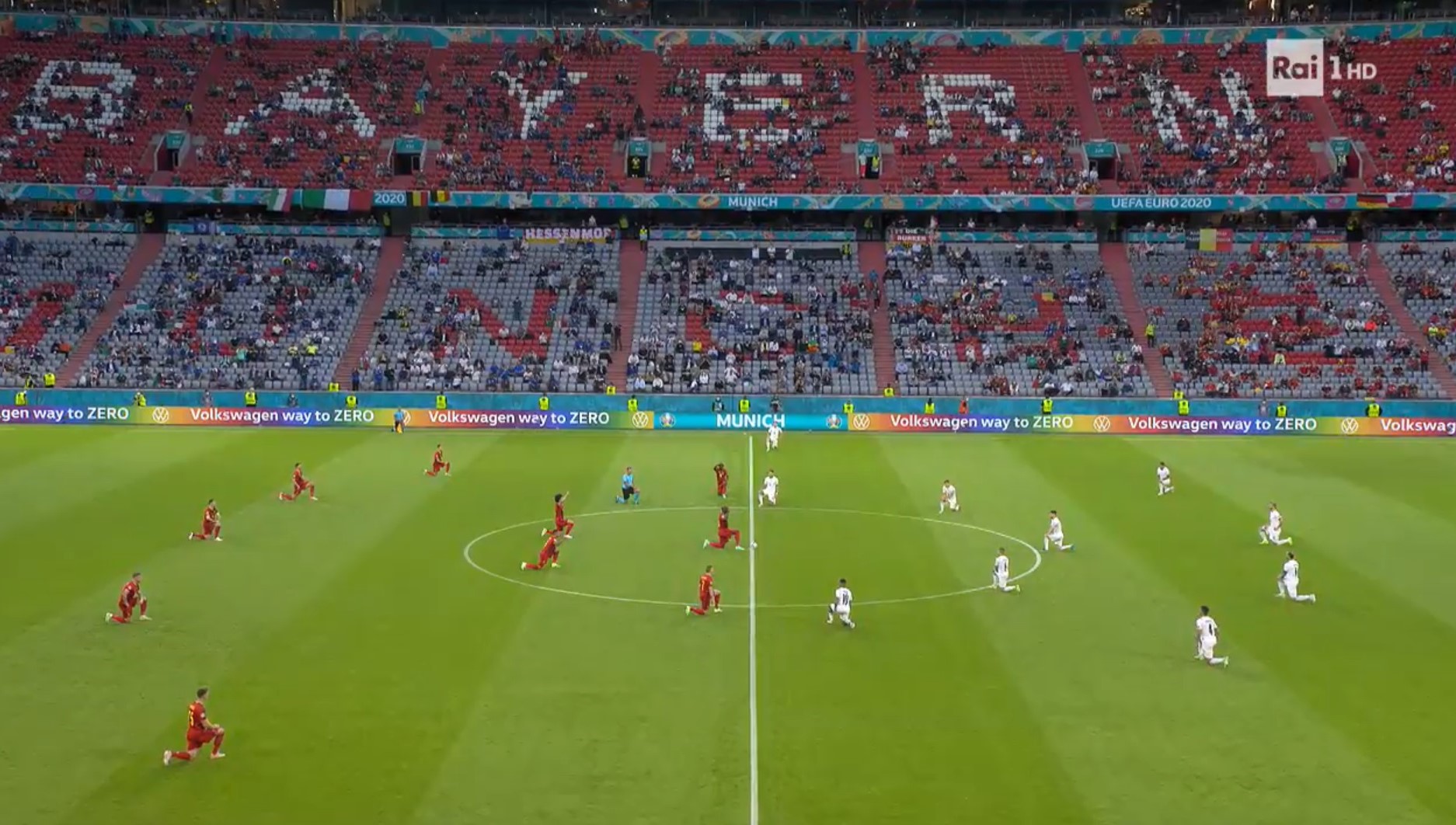 Euro 2020, Belgio-Italia: gli azzurri si inginocchiano prima del calcio d’inizio – Il video
