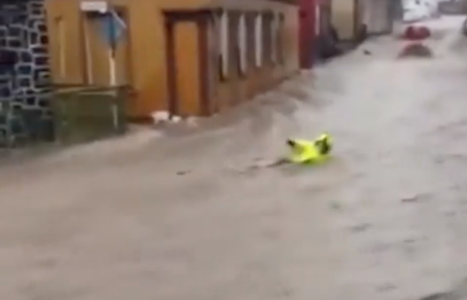 Alluvione in Germania soccorsi complicati dalla pioggia battente: un vigile del fuoco salvato dalla furia di un torrente – Il video