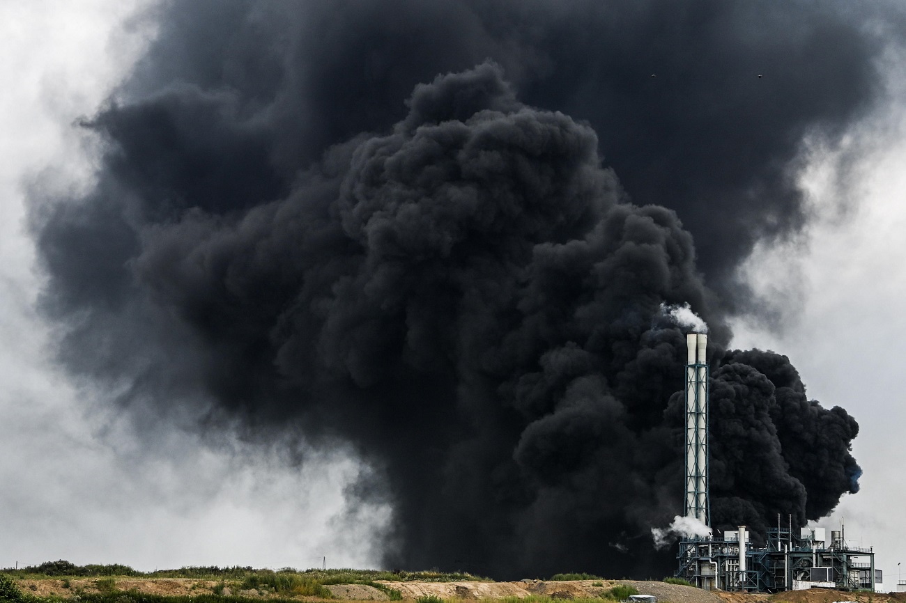 epa09369789 A view of smoke billowing from the chemical industry area of 'Chempark' in Leverkusen, Germany, 27 July 2021. The city of Leverkusen has warned citizens on its official website, that an explosion with an unknown cause occurred on the day at the site of the Chempark. Residents are asked to stay indoors and to keep windows and doors closed.  EPA/SASCHA STEINBACH