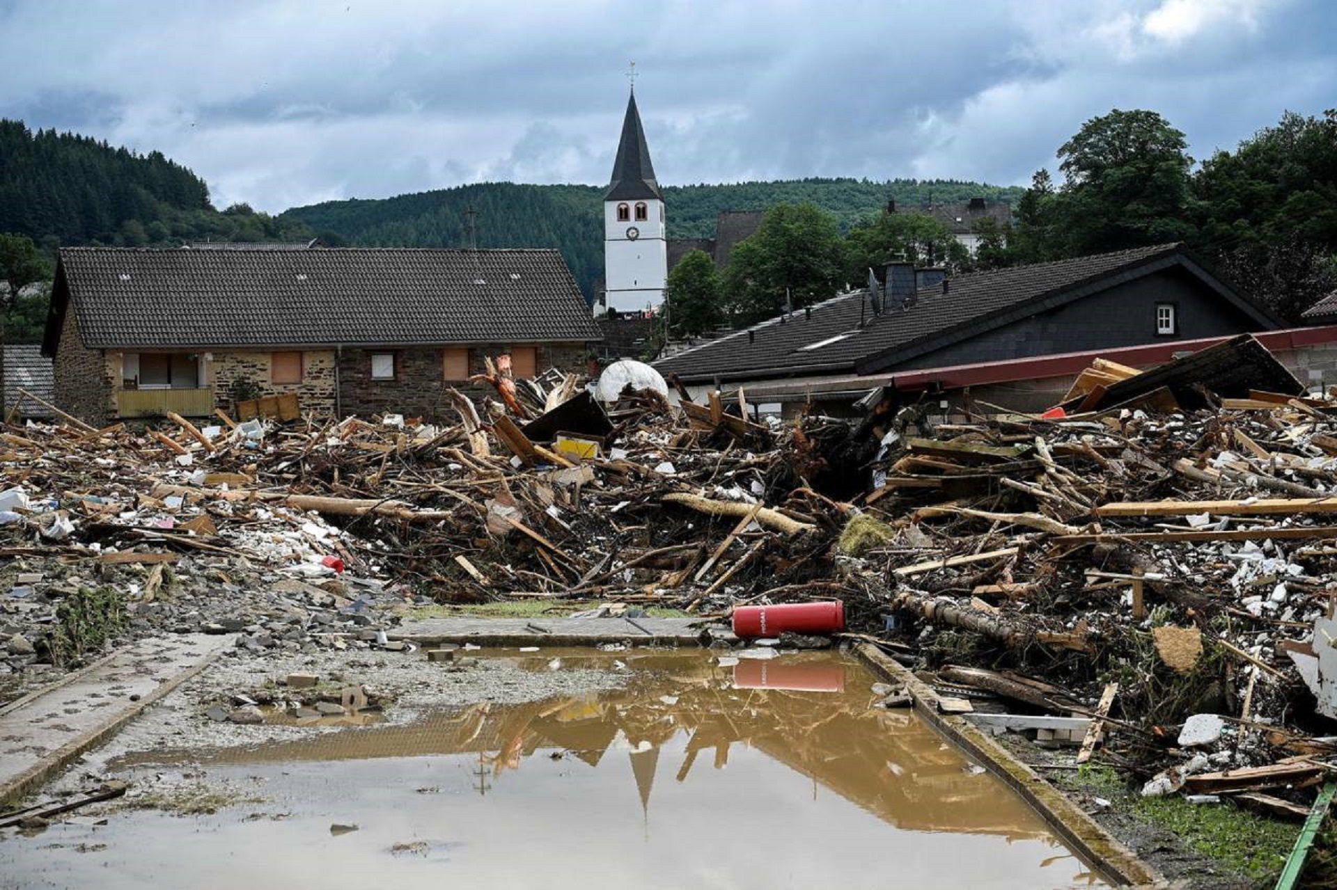 Alluvione in Germania e Belgio, case travolte dal fiume in Renania: almeno 58 vittime – Il video
