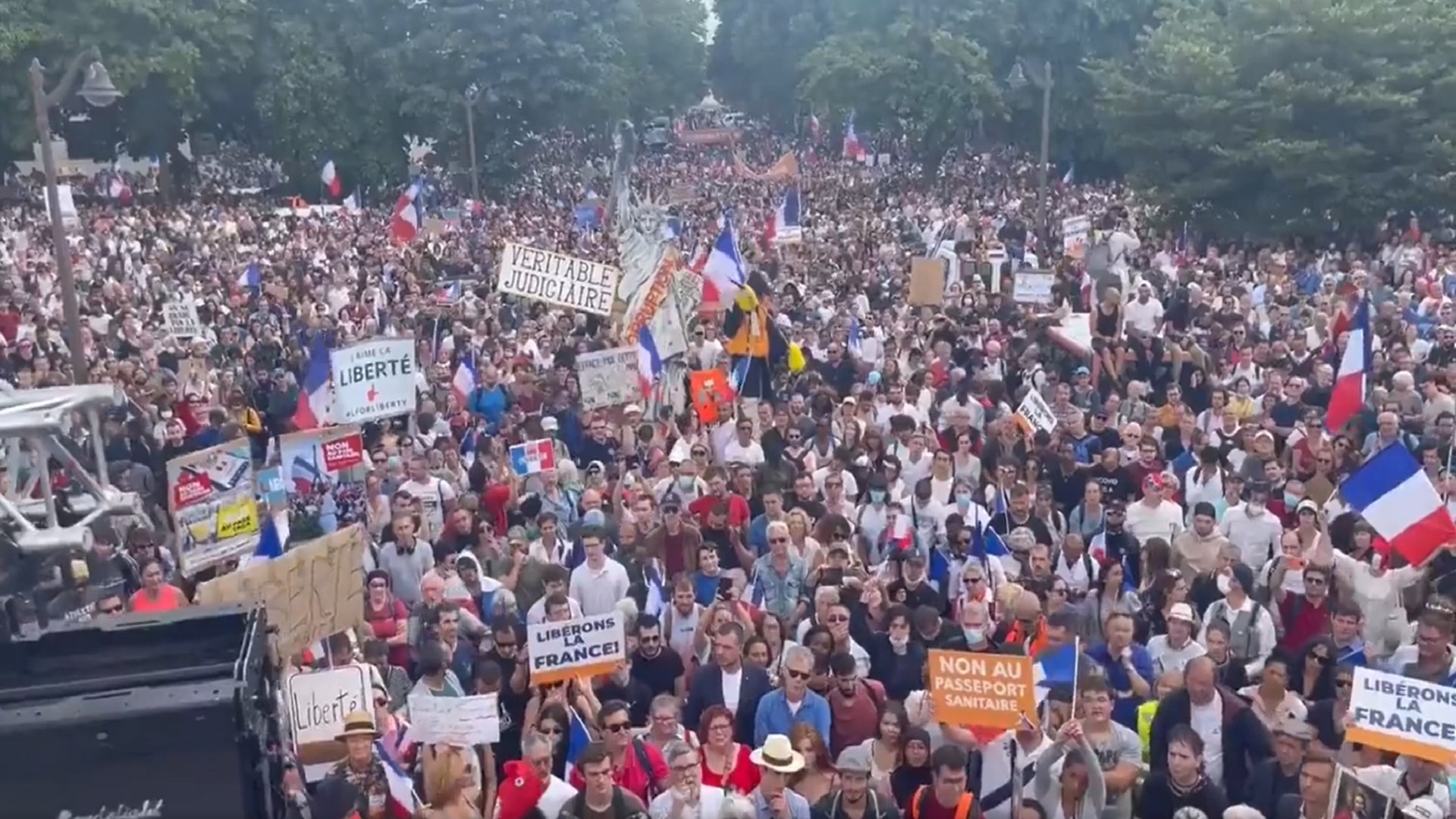 A Parigi in migliaia in piazza della Bastiglia contro il Green pass al grido di «Liberté» – Il video