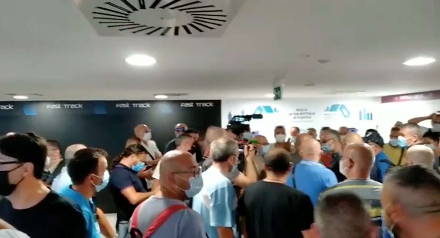 Blitz degli operai della Whirlpool all’aeroporto di Napoli, bloccata l’area partenze – Il video