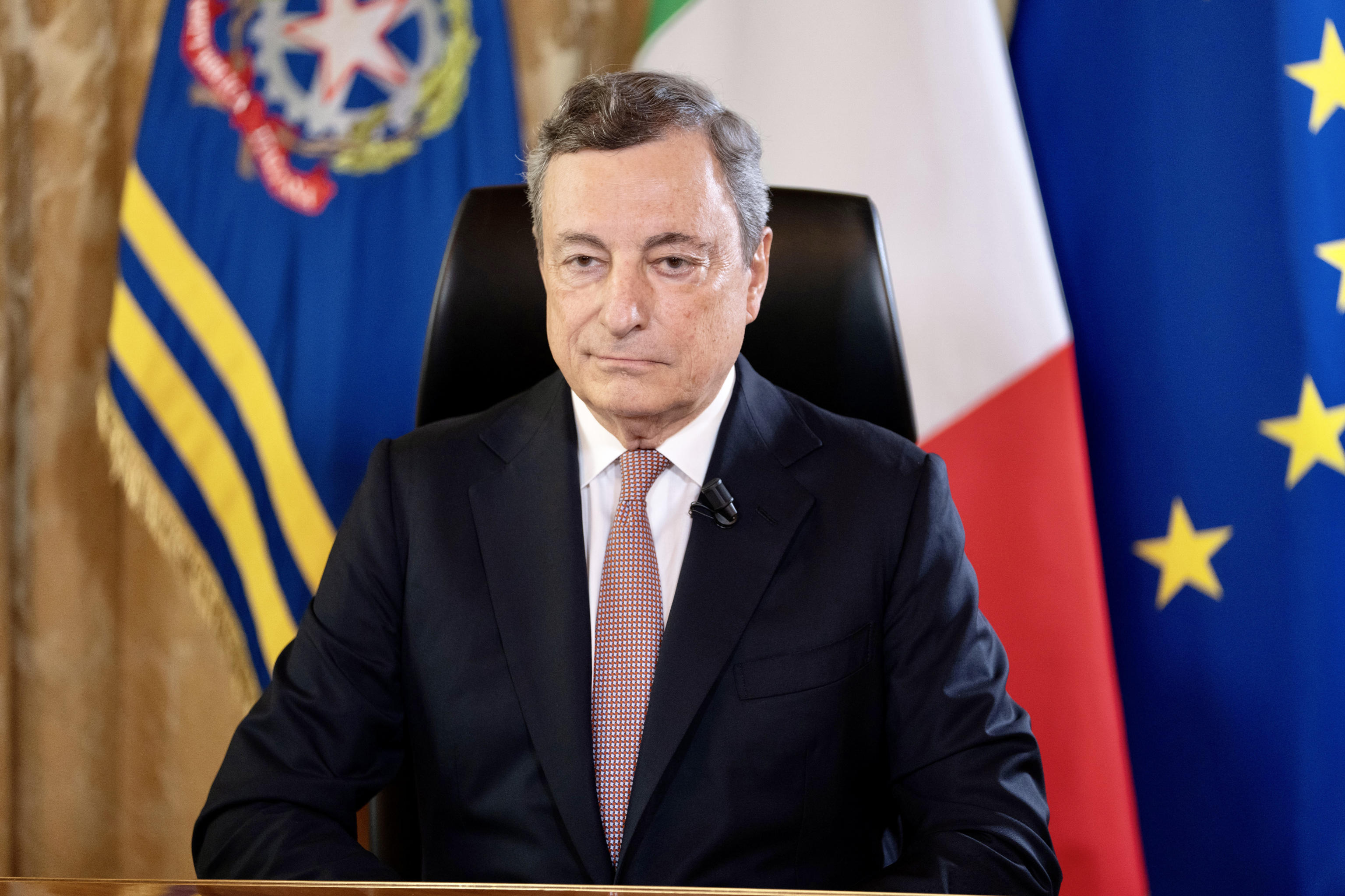 Il premier Mario Draghi durante l'ntervista al  TG1 a Roma, 17 agosto 2021.
 ANSA/CHIGI PALACE PRESS OFFICE/FILIPPO ATTILI +++ ANSA PROVIDES ACCESS TO THIS HANDOUT PHOTO TO BE USED SOLELY TO ILLUSTRATE NEWS REPORTING OR COMMENTARY ON THE FACTS OR EVENTS DEPICTED IN THIS IMAGE; NO ARCHIVING; NO LICENSING +++