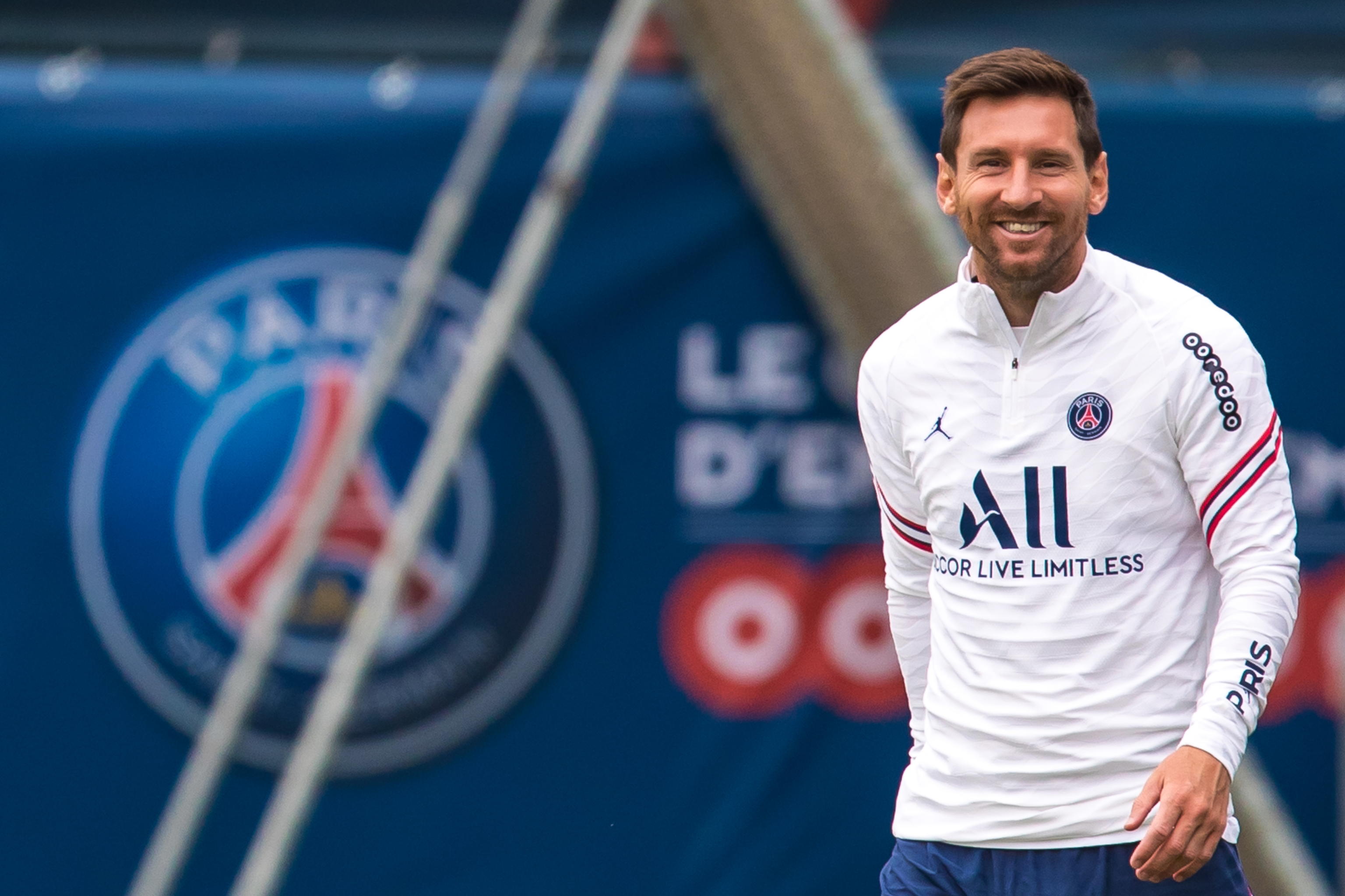 epa09420190 Paris Saint Germain's Lionel Messi attends a training session at the Camp des Loges sports complex near Paris, France, 19 August 2021.  EPA/CHRISTOPHE PETIT TESSON
