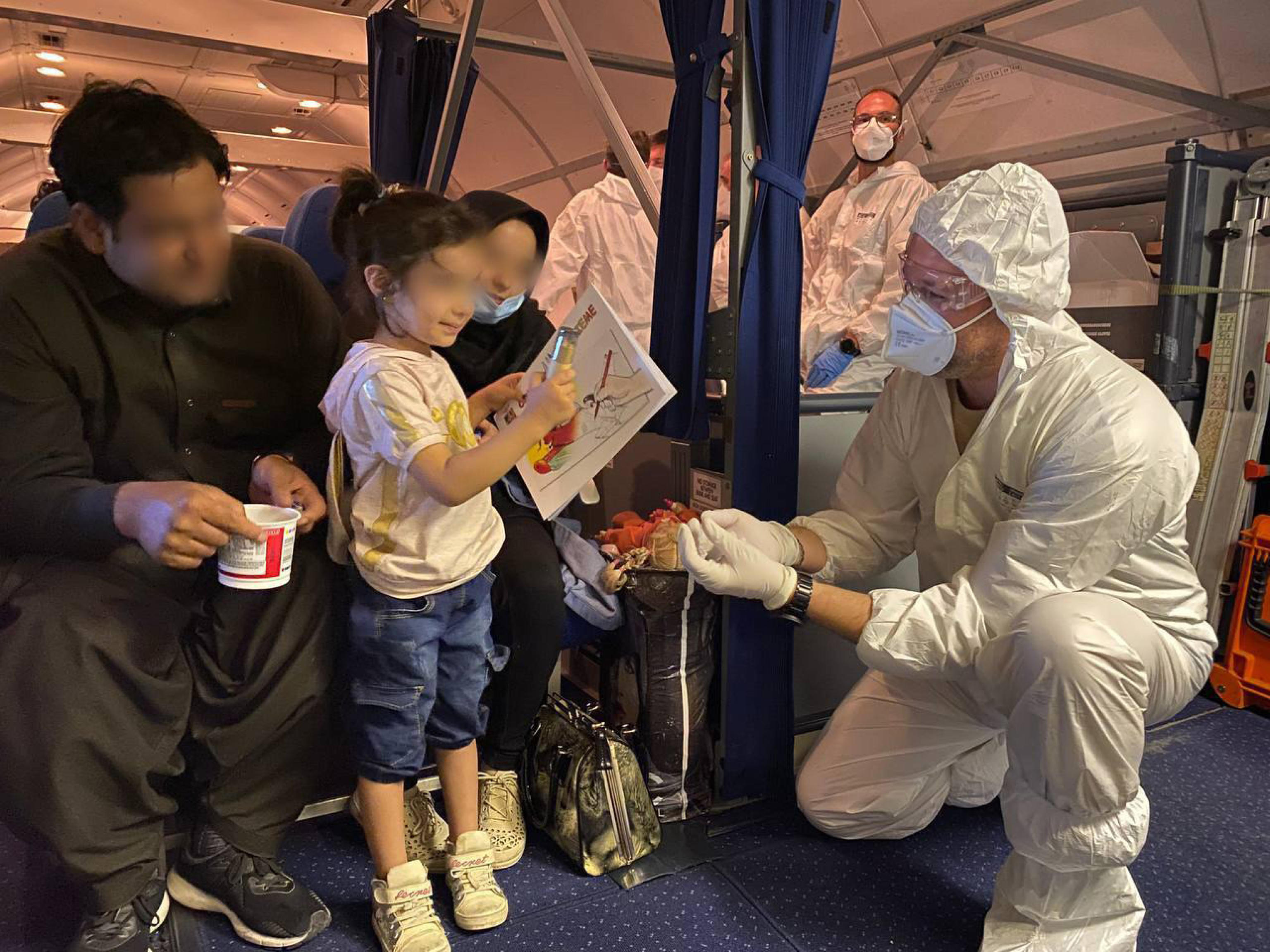 Twitter Ministero Difesa - #Afghanistan Altri 211 cittadini afghani evacuati ieri da Kabul sono arrivati stamattina a Fiumicino. Sono giunti in Italia a bordo di un KC 767 dell'#AeronauticaMilitare. Nella nottata un altro C130J è decollato da Kabul con a bordo 103 persone #22agosto #ForzeArmate 
ANSA/TWITTER MINISTERO DELLA DIFESA  EDITORIAL USE ONLY NO SALES