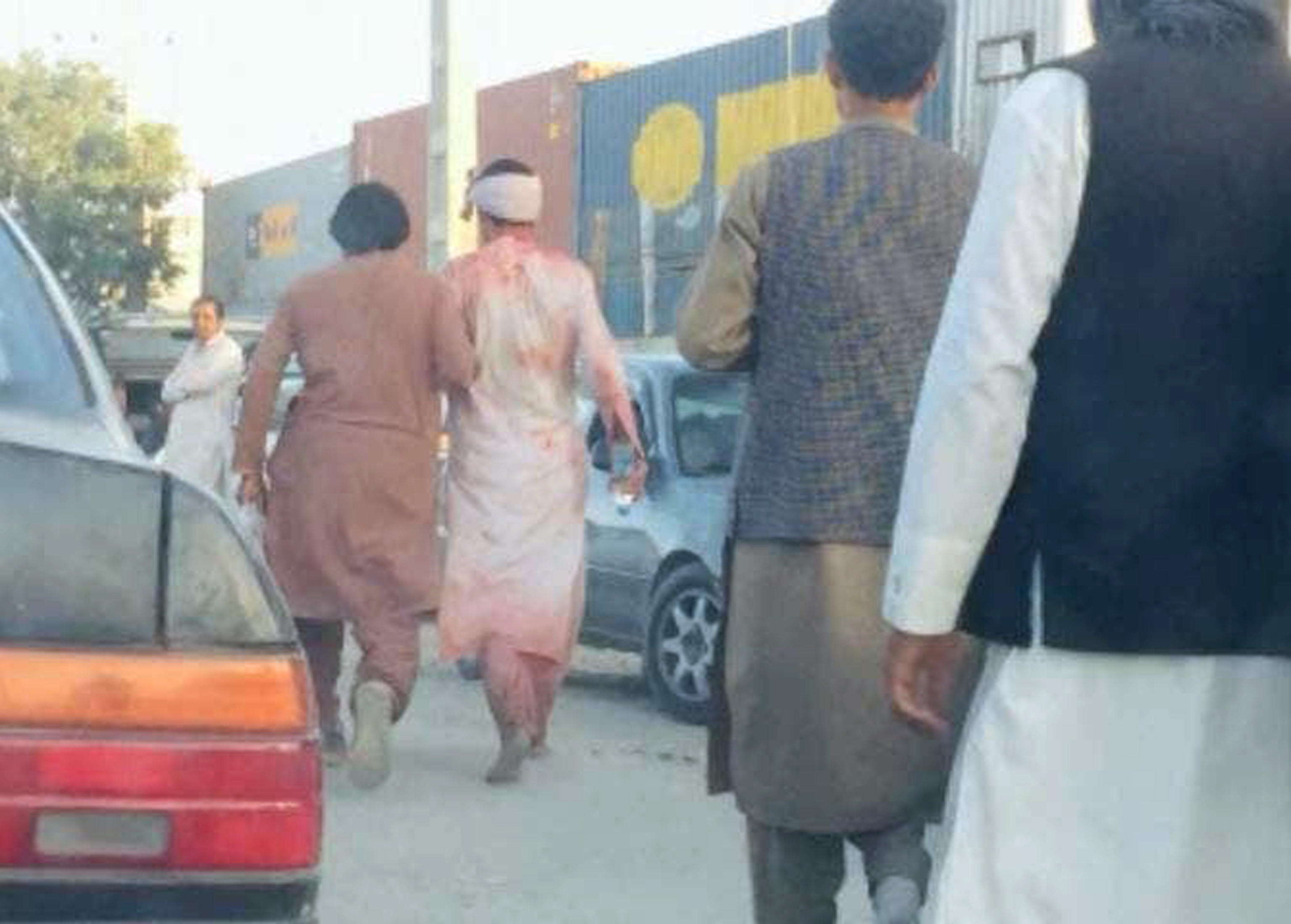 Un fermo immagine tratto da un video della emittente Al Arabiya mostra i soccorsi ai feriti dell'attentato fuori all'aeroporto di Kabul, 26 agosto 2021.
ANSA/AL ARABIYA EDITORIAL USE ONLY NO SALES