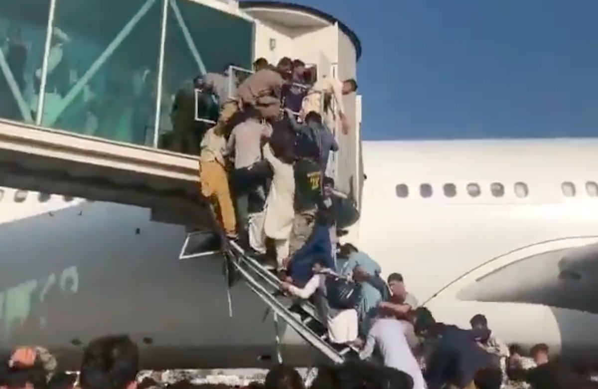 Afghanistan, l’aeroporto di Kabul preso d’assalto dai civili in fuga: almeno cinque vittime – Il video