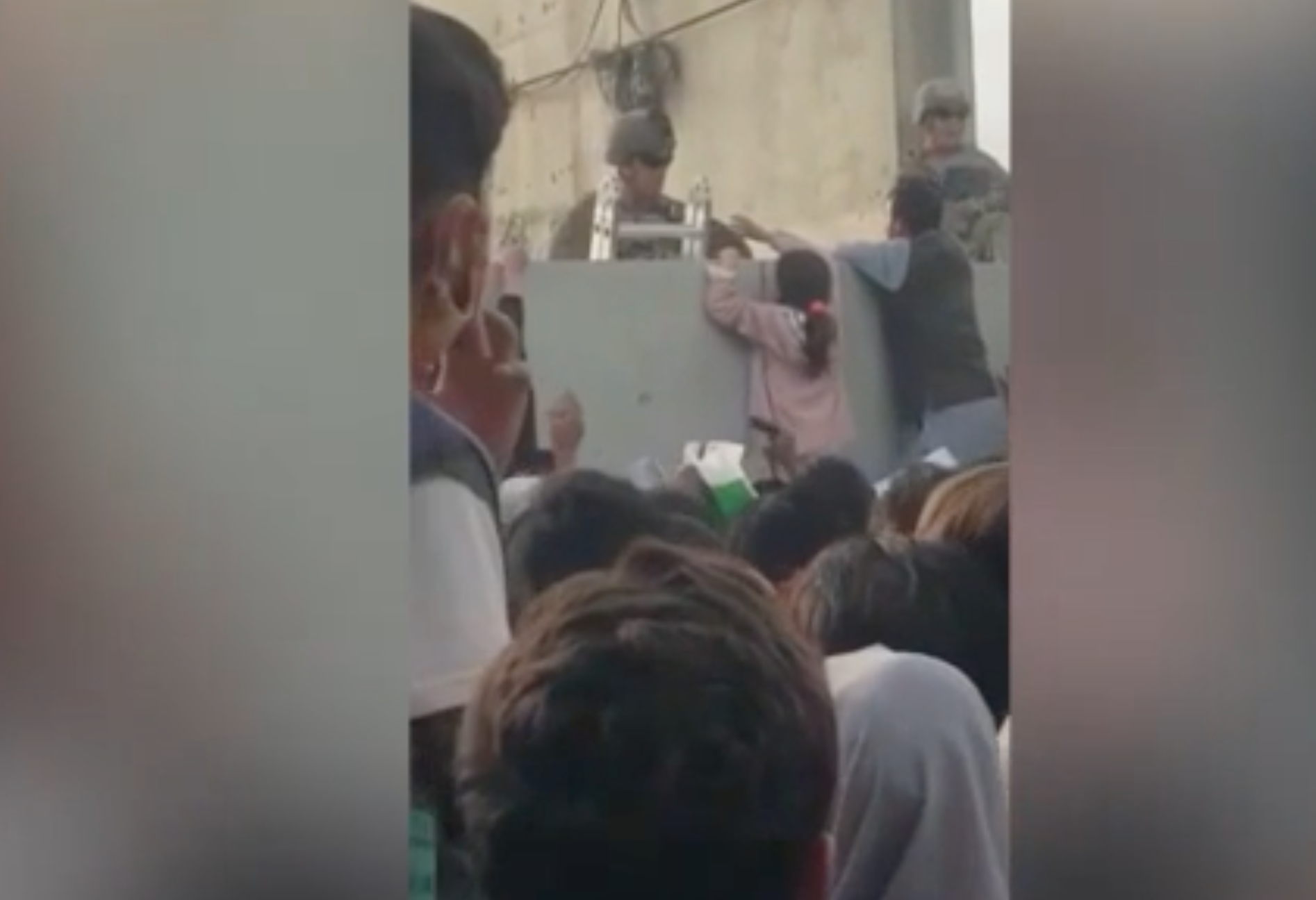 Kabul, scene di disperazione all’aeroporto: le madri passano i figli oltre il muro di cinta per salvarli – Il video
