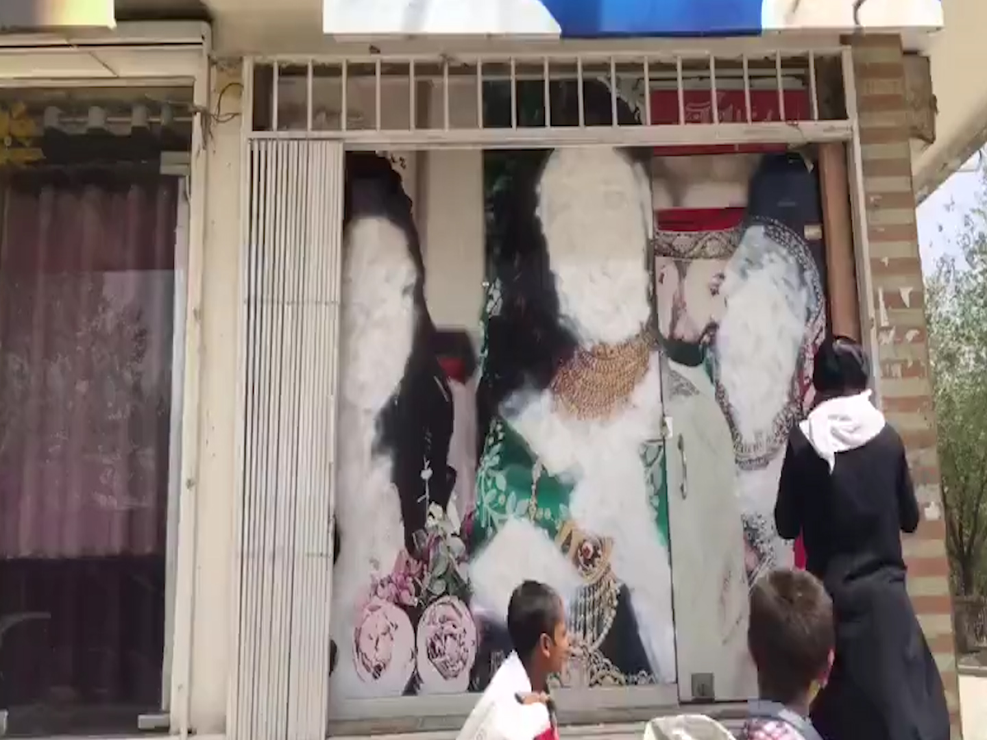 Afghanistan, a Kabul i civili coprono le immagini di donne per evitare la furia talebana – Il video