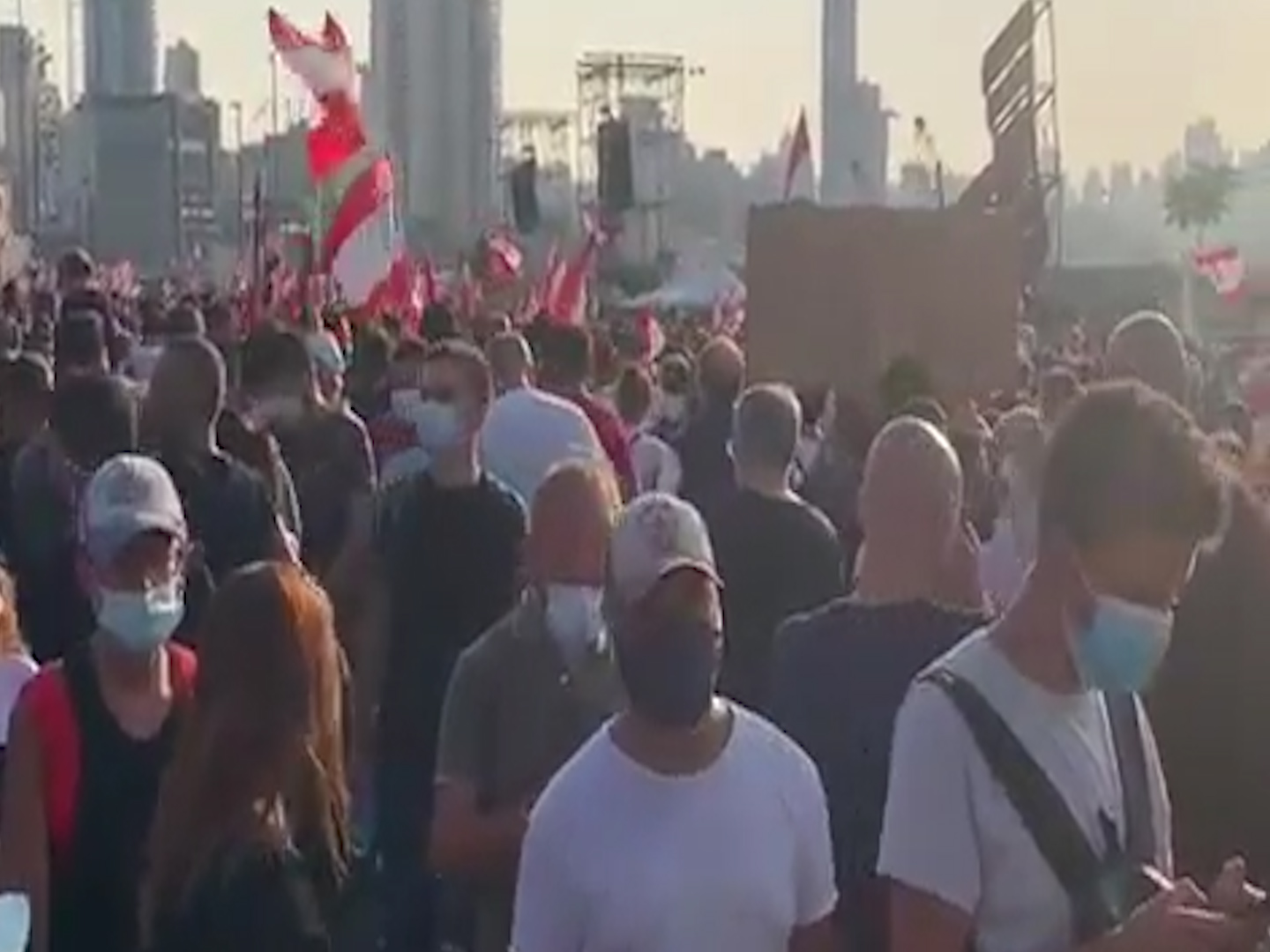 Scontri a Beirut un anno dopo l’esplosione al porto: i manifestanti forzano l’area del Parlamento – Il video
