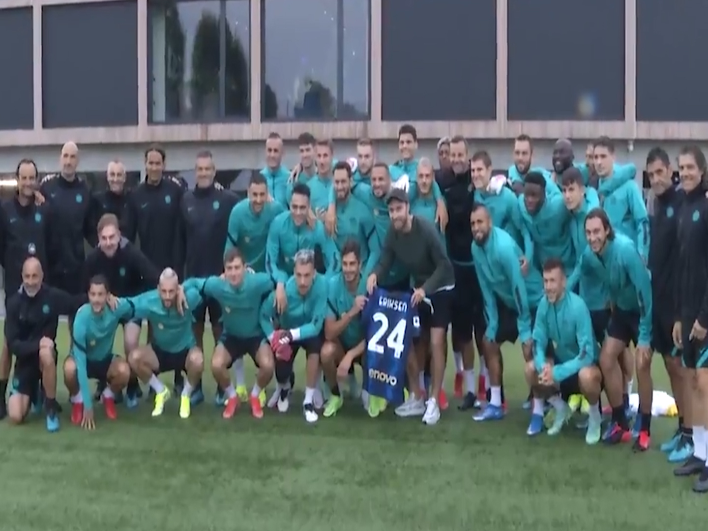 Sorrisi e abbracci con i compagni: il ritorno di Eriksen al centro sportivo dell’Inter – Il video