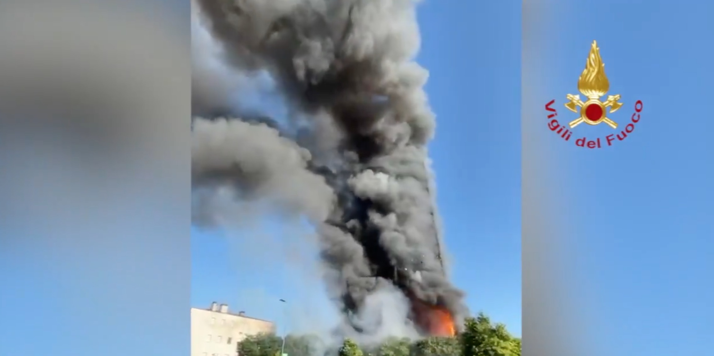 Incendio Milano, dal palazzo piovono detriti – Il video