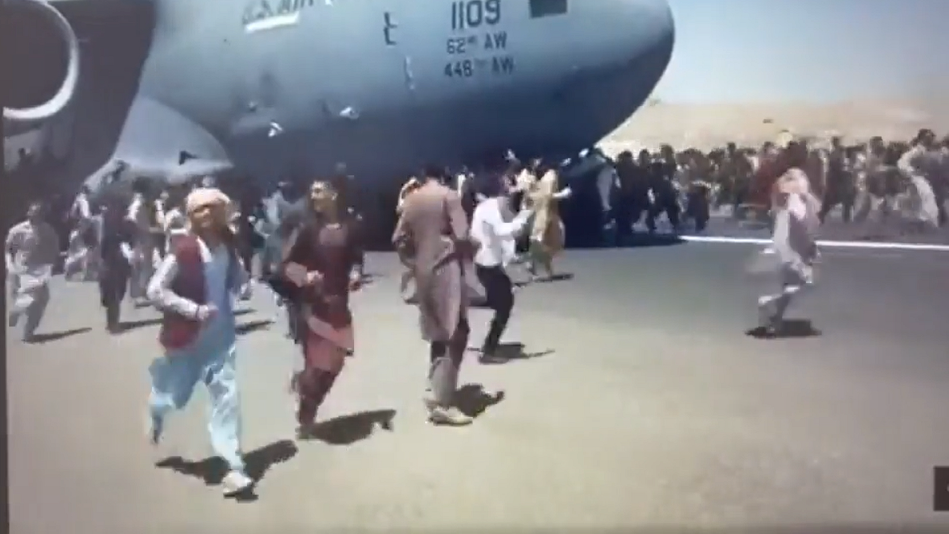 A Kabul la fuga verso la libertà riservata solo agli uomini: nell’assalto all’aereo Usa neanche una donna – Il video