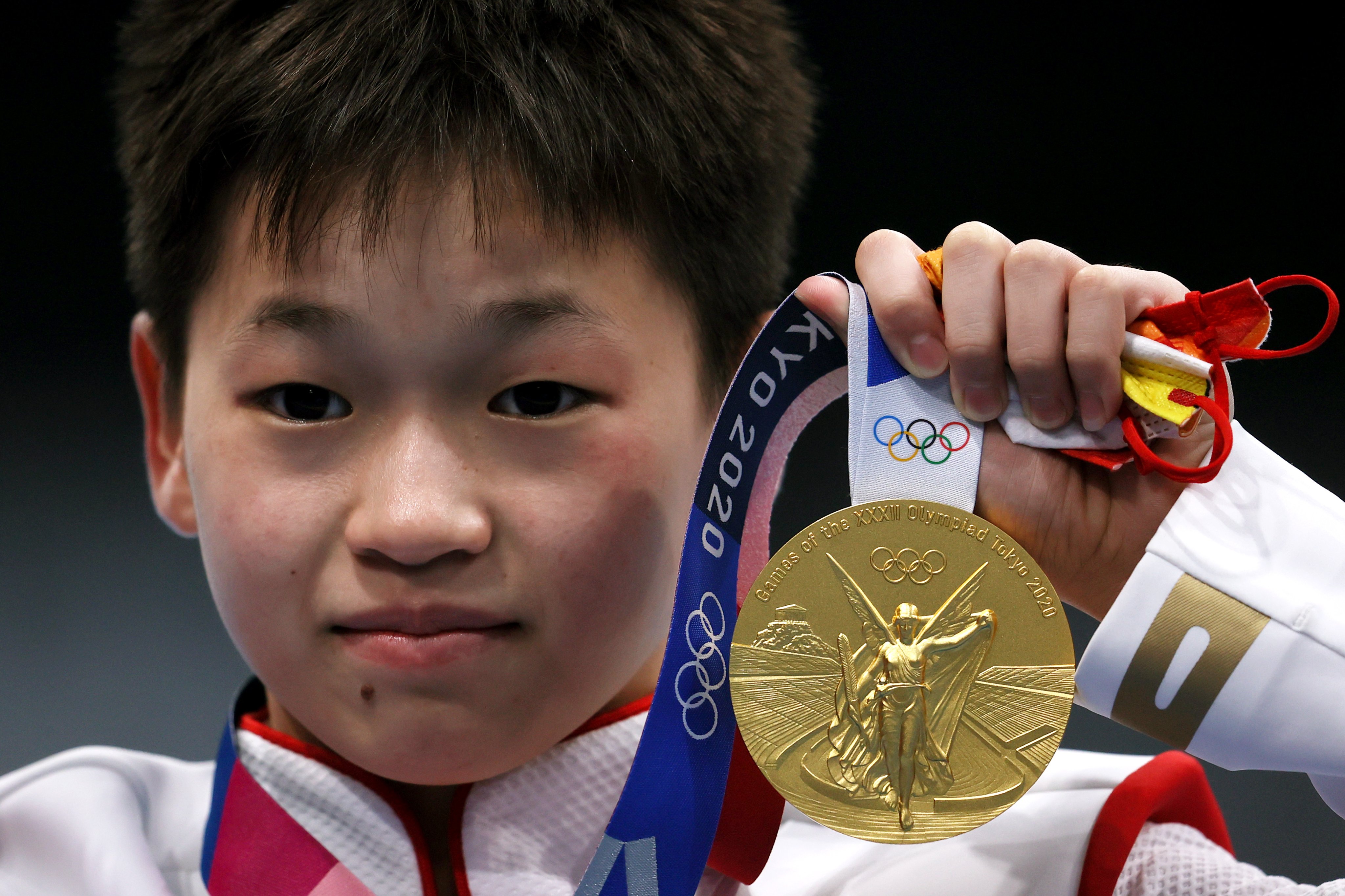 Il tuffo perfetto della 14enne Hongchan Quan, record alle Olimpiadi: «I soldi? Per aiutare mia madre malata» – Il video