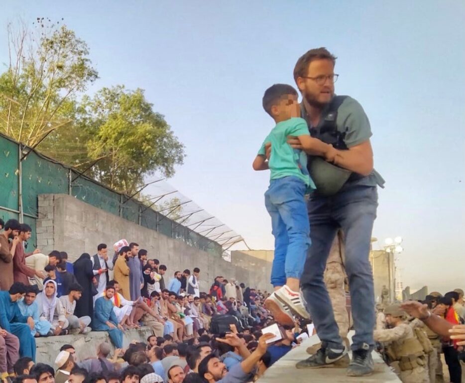 tommaso claudi foto bambino aeroporto kabul