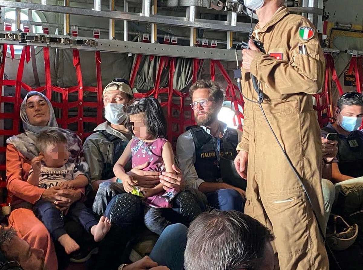"È appena partito da Kabul il volo dell'Aeronautica Militare che riporterà in Italia, oltre ai civili afghani, anche il nostro console Tommaso Claudi, l'ambasciatore Pontecorvo e i Carabinieri del Tuscania che erano rimasti ancora sul posto. Sono state giornate infinite e di grande sacrificio per i nostri diplomatici e militari. Sul campo, fino all'ultimo istante utile, hanno aiutato migliaia di civili afghani, a partire da donne e bambini, a lasciare il Paese, oltre a tutti gli italiani che hanno scelto di tornare a casa". Lo scrive su Facebook il ministro degli Esteri Luigi Di Maio, 27 agosto 2021.
FACEBOOK LUIGI DI MAIO
+++ATTENZIONE LA FOTO NON PUO' ESSERE PUBBLICATA O RIPRODOTTA SENZA L'AUTORIZZAZIONE DELLA FONTE DI ORIGINE CUI SI RINVIA+++ +++NO SALES; NO ARCHIVE; EDITORIAL USE ONLY+++