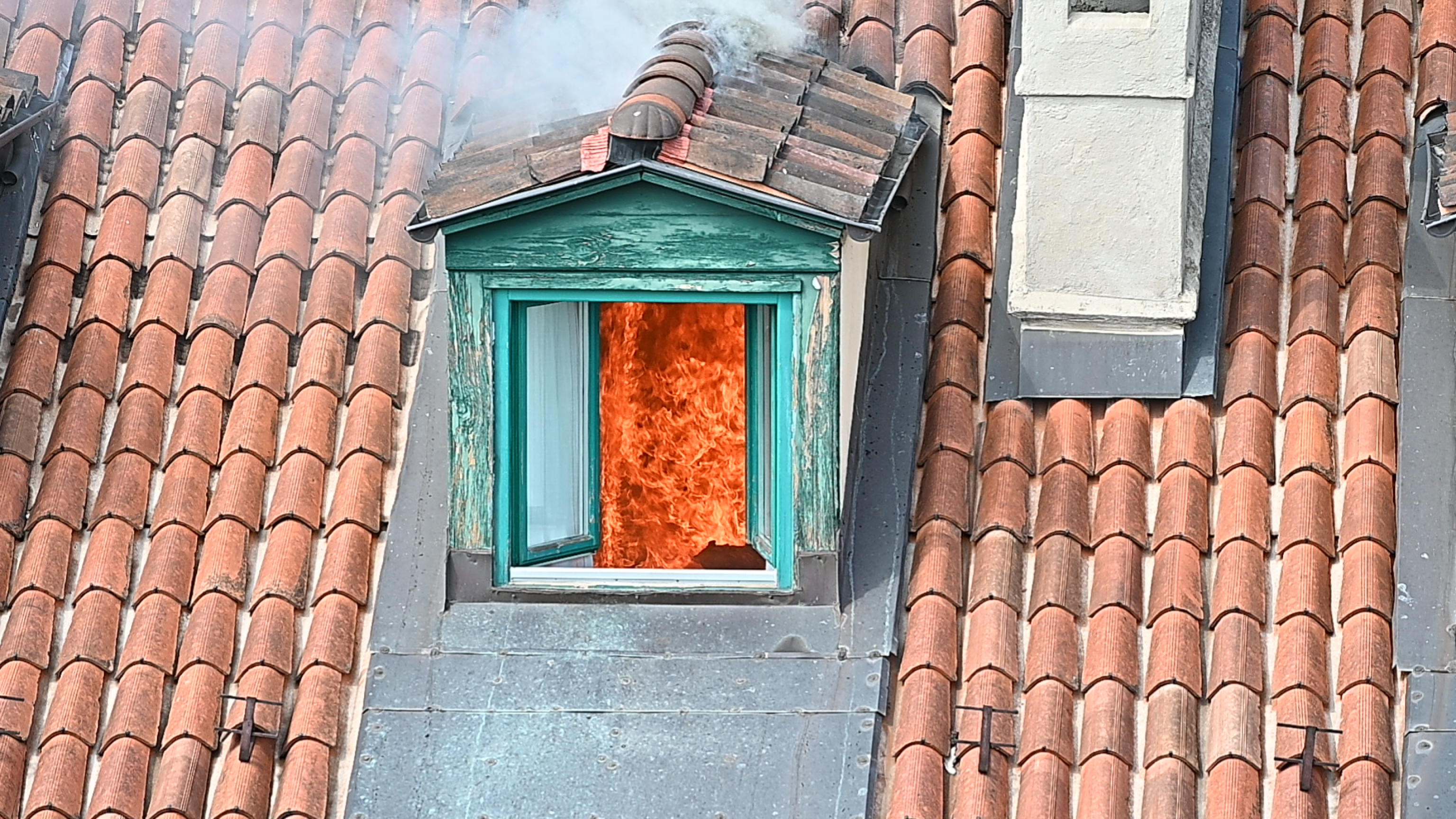 Un grosso incendio è scoppiato questa mattina nel centro di Torino tra via Lagrange e piazza Carlo Felice. Le fiamme si sono sviluppate nelle mansarde di un palazzo, Torino, 3 settembre 2021 
ANS/ALESSANDRO DI MARCO