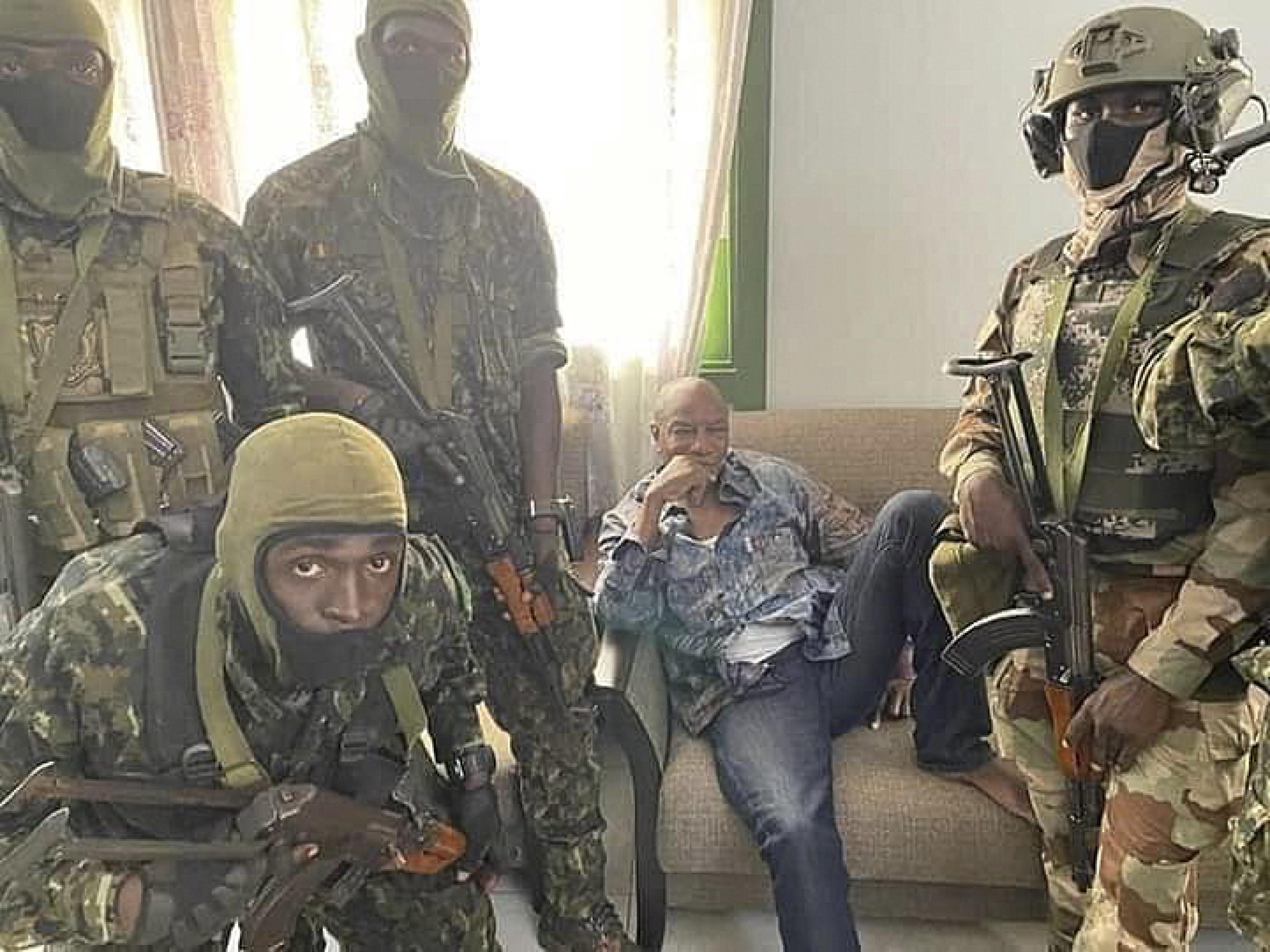 epa09449661 A handout photo made available by Guinea military shows Alpha Conde, President of the Republic of Guinea (C) detained by army special forces in Conakry, Guinea 05 September 2021. According to several local and international media reports indicate Guinea's President Alpha Conde has been detained by army special forces in Conakry as gunfire was heard on the streets of the centre of Guinea's capital. Guinean Colonel Mamady Doumbouya spoke on a state television broadcast saying President Alpha Conde was in custody and warned people to stay indoors.  EPA/GUINEA MILITARY HANDOUT   BEST QUALITY AVAILABLE HANDOUT EDITORIAL USE ONLY/NO SALES