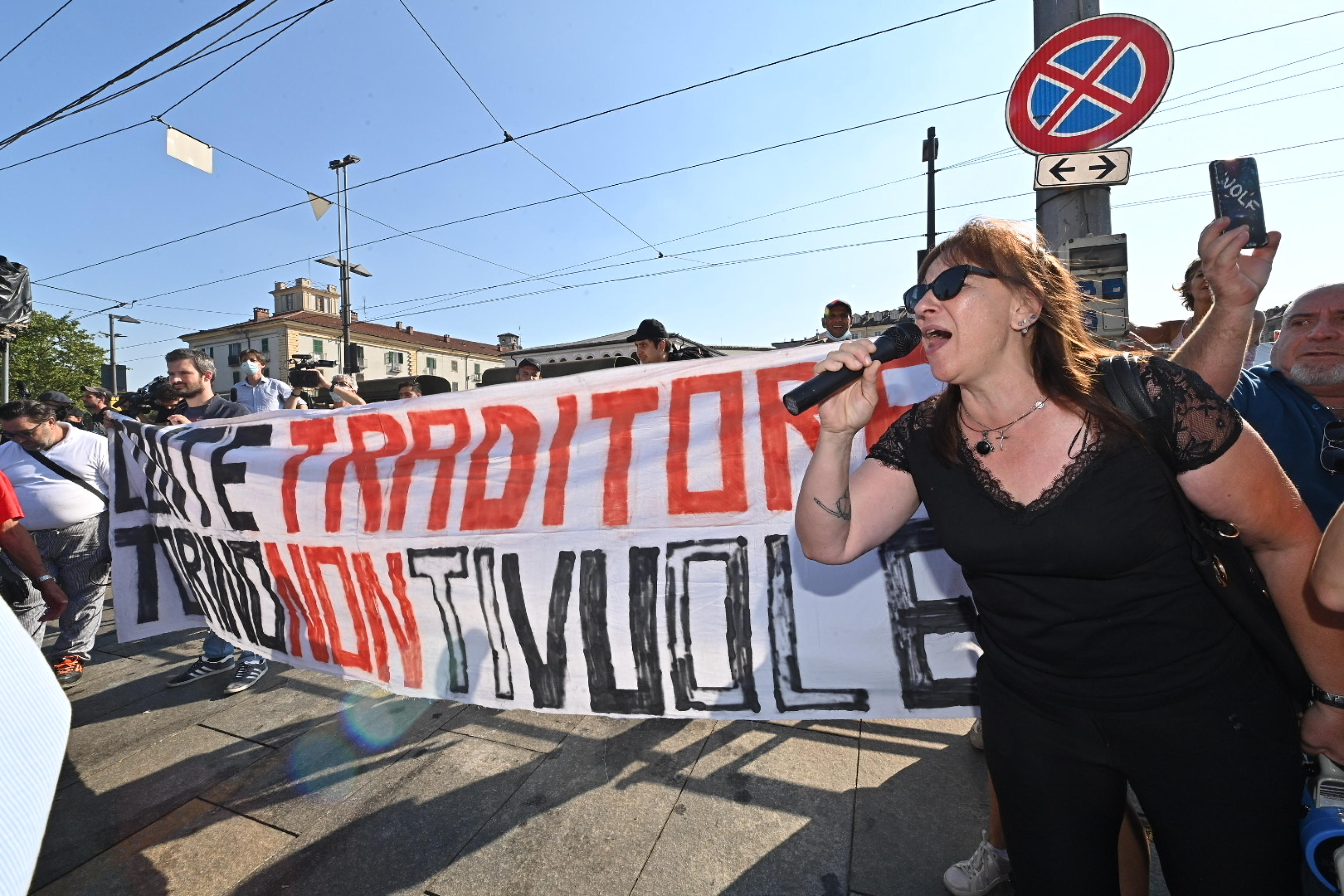 Un momento della manifestazione no green pass che contesta Giuseppe Conte a porta palazzo, 11 settembre 2021. ANSA/ALESSANDRO DI MARCO