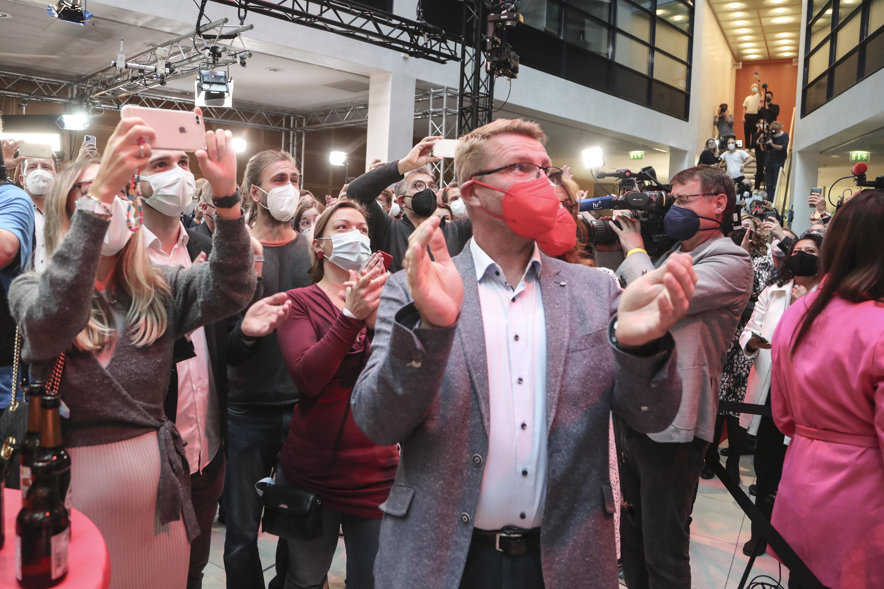 epa09489938 SPD party members react to results of exit polls during the Social Democratic Party (SPD) election event in Berlin, Germany, 26 September 2021. About 60 million Germans were eligible to vote in the elections for a new federal parliament, the 20th Bundestag.  EPA/FOCKE STRANGMANN