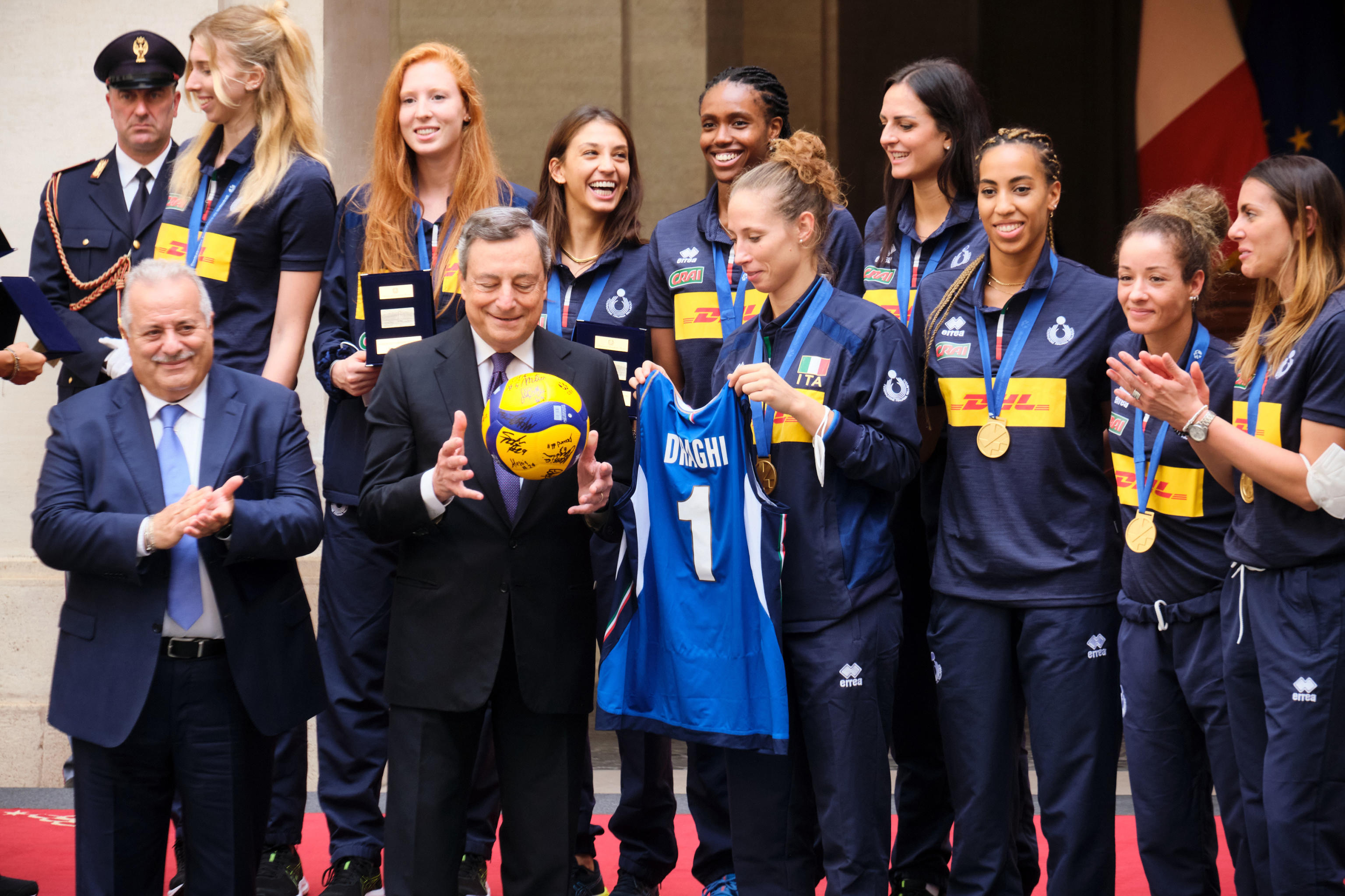 ll Presidente del Consiglio Mario Draghi riceve a palazzo Chigi le Nazionali italiane, femminili e maschili, di pallavolo campioni d'Europa, Roma 27 settembre 2021.
ANSA/Mauro Scrobogna - POOL