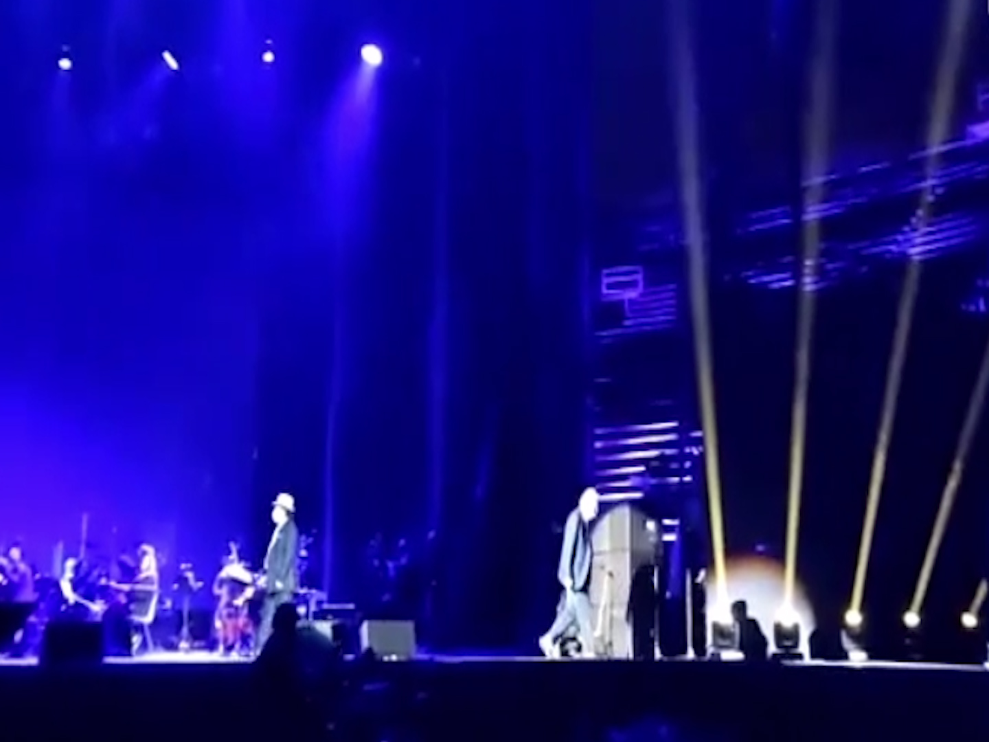 Al concerto omaggio per Battiato bordate di fischi per Sgarbi e Al Bano: «Fascista!». E il critico risponde – Il video