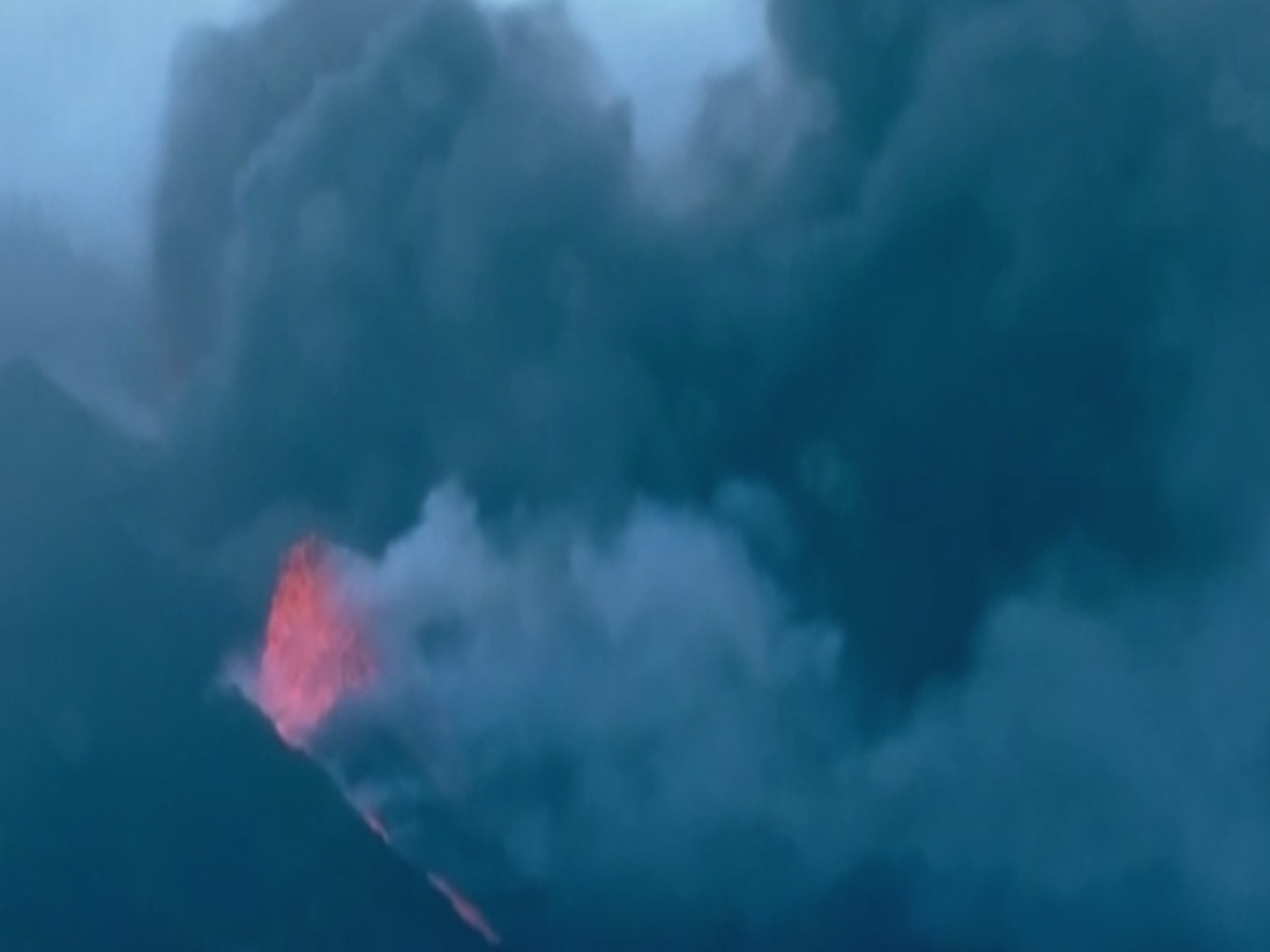 Canarie, il vulcano Cumbre Vieja continua a eruttare. Piramide di 50 metri nell’oceano – Il video