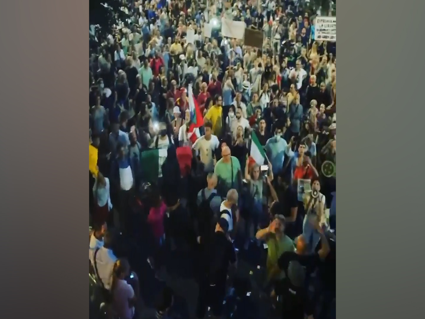 No vax, in migliaia a Milano contro vaccini e Green pass: cortei di protesta dal centro a tutta la città – Il video