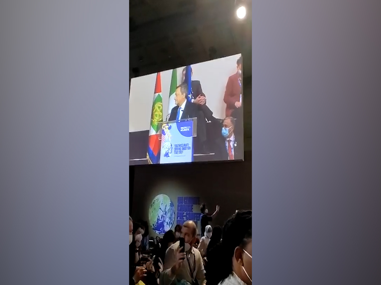 PreCop26, Draghi contestato alla Youth4Climate. Tensioni a Milano tra manifestanti e forze dell’ordine – Il video