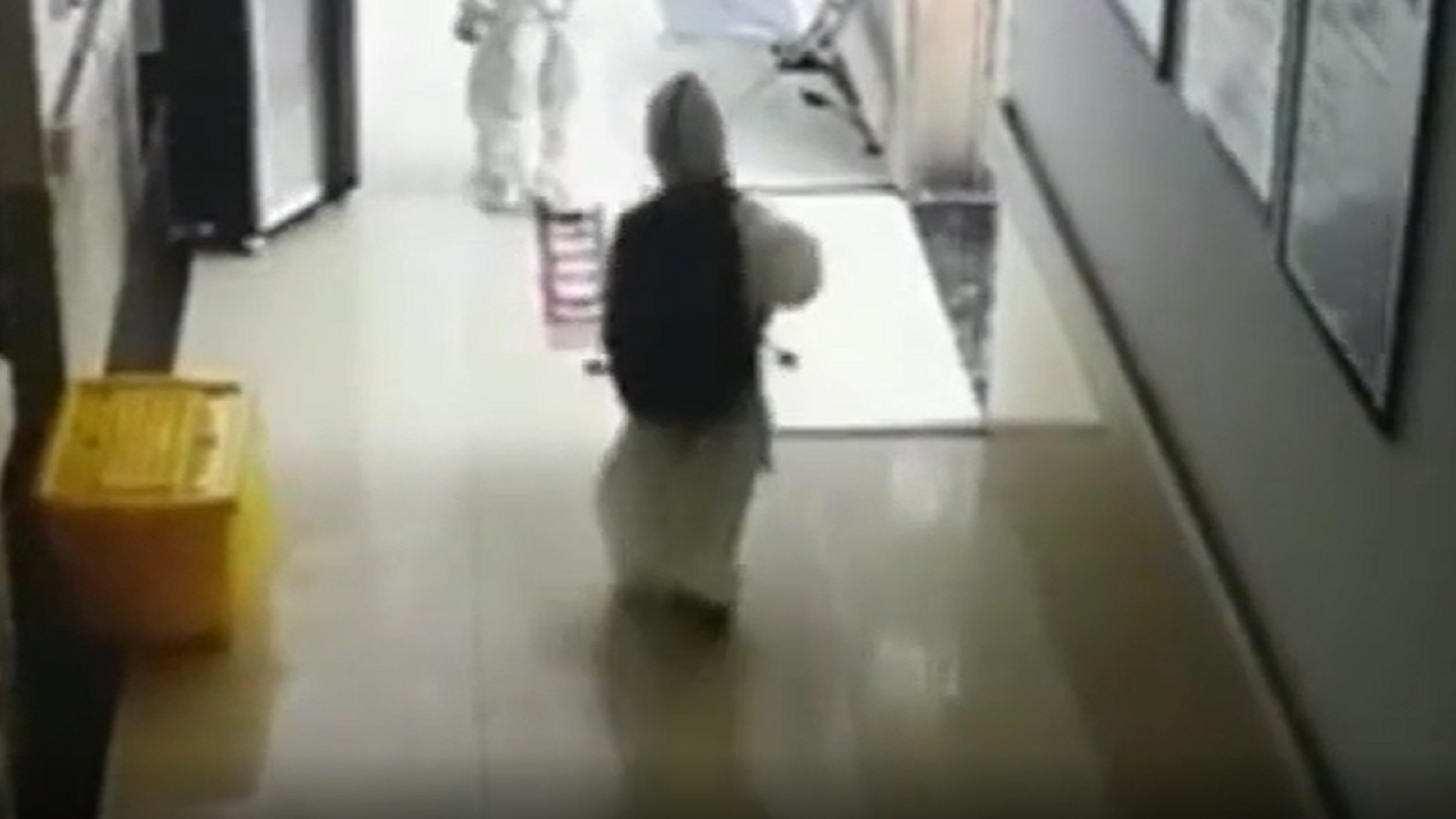 Cina, focolaio nella scuola elementare: un bambino positivo da solo in ospedale per la quarantena – Il video