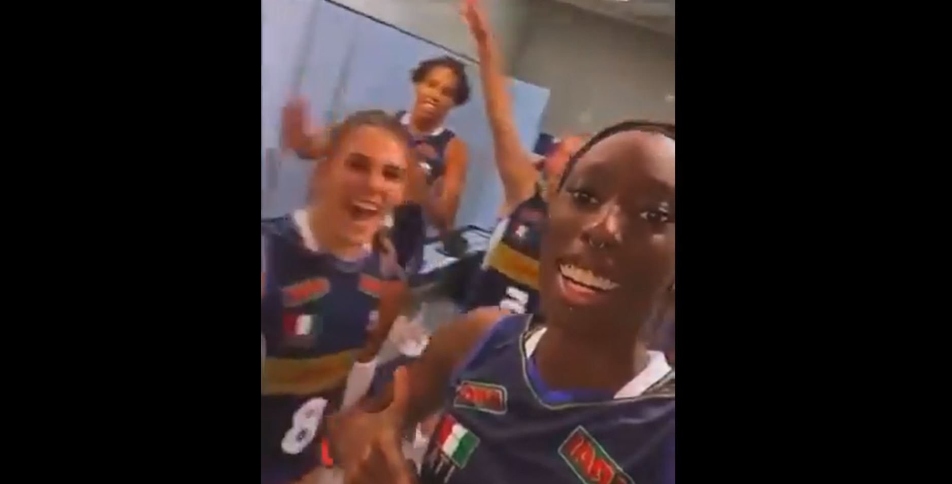 Europei di Pallavolo, la festa di Egonu e delle azzurre dopo la vittoria – Il video
