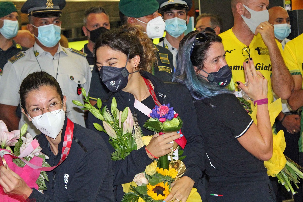 Le tre regine azzurre  dei 100 metri T63 alle Paralimpiadi, Ambra Sabatini, Martina Caironi e Monica Contrafatto ed altri medagliati azzurri vengono festeggiati al rientro da Tokyo all'aeroporto di Roma Leonardo Da Vinci a Fiumicino, 5 settembre 2021.
ANSA/Telenews