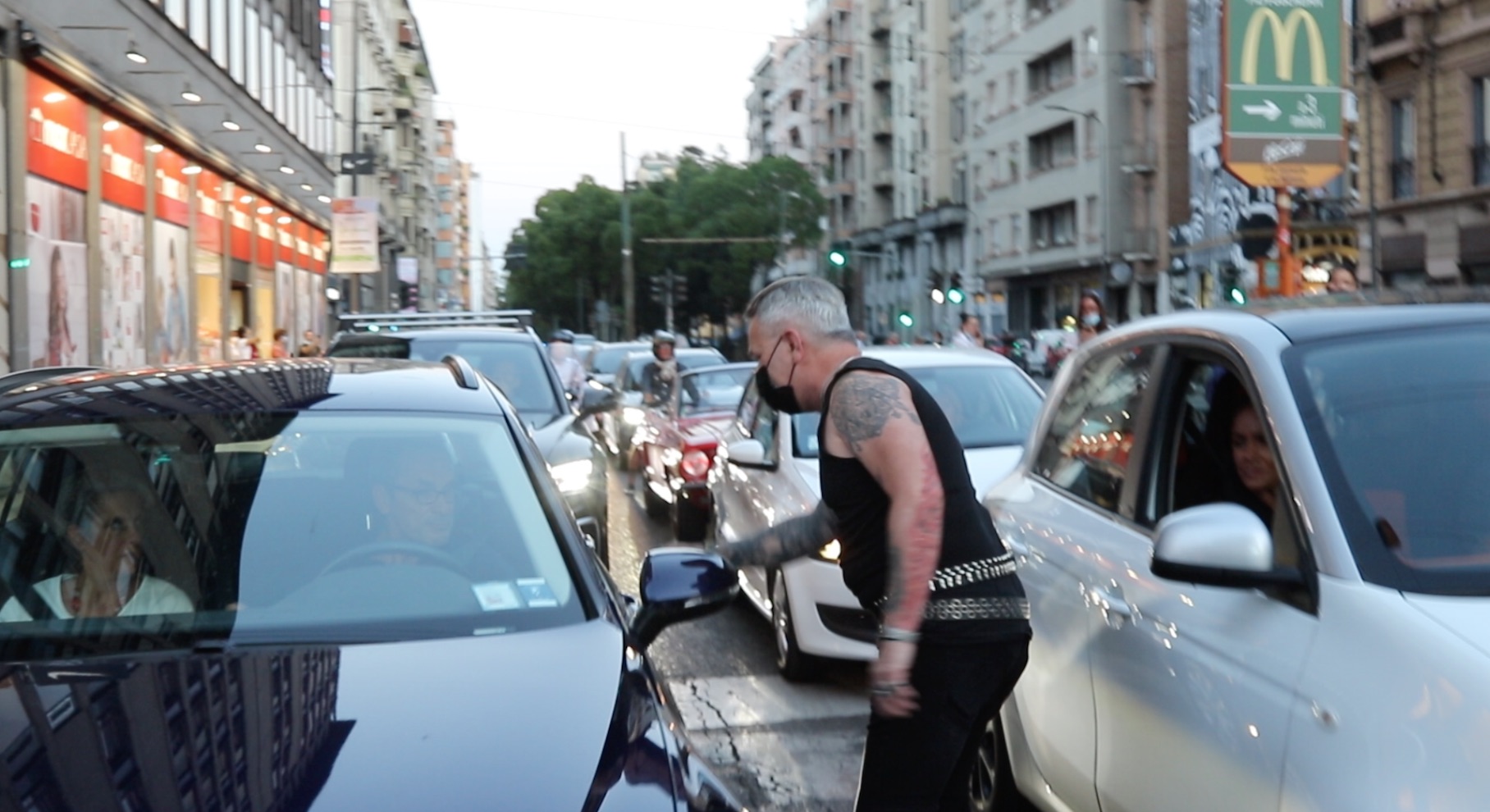 I neofascisti al comando del corteo No vax di ieri a Milano hanno preteso di arrivare a piazzale Loreto – Il video