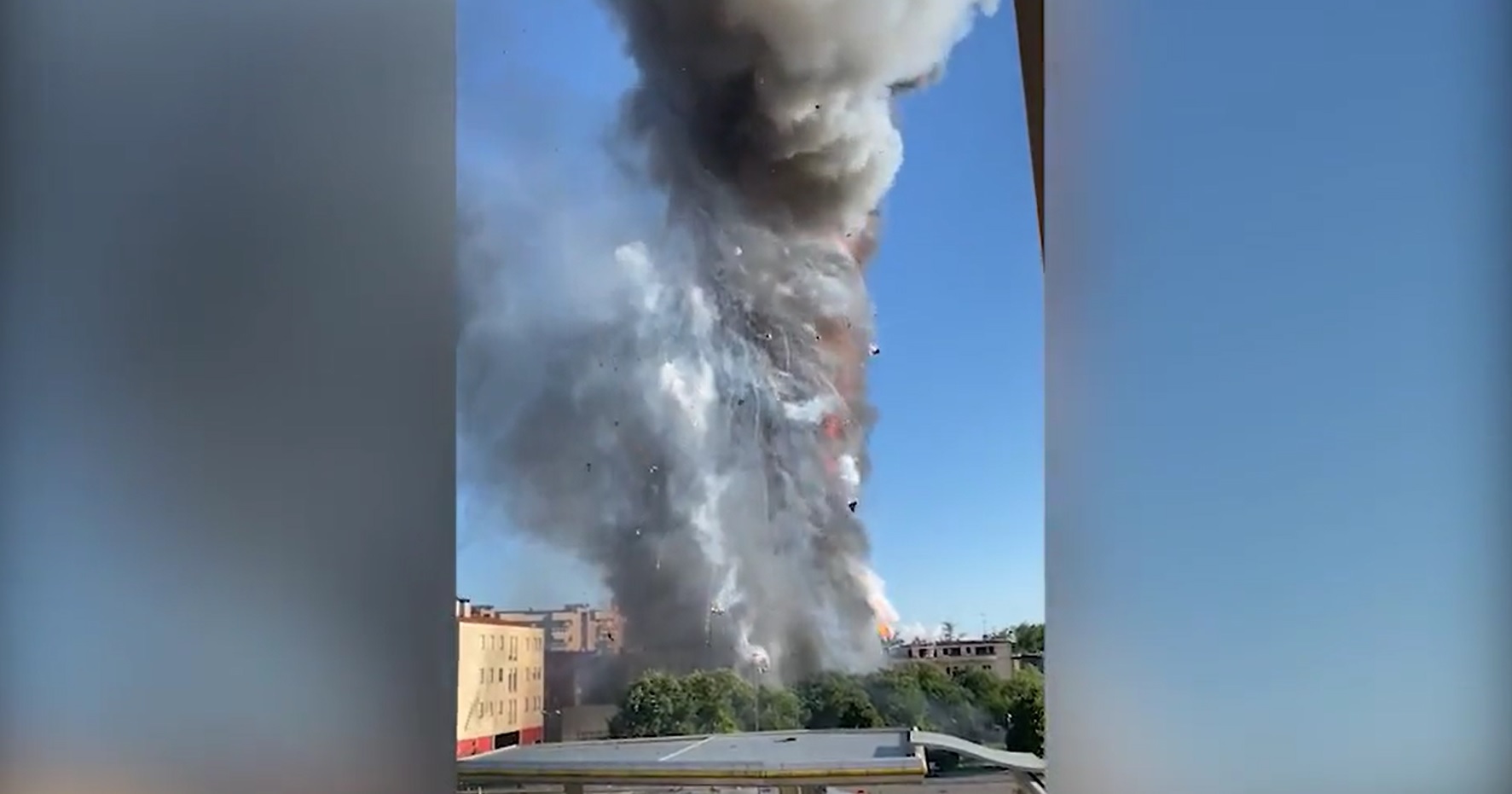 Incendio a Milano, le nuove immagini agli atti dell’inchiesta: le fiamme avvolgono il grattacielo in meno di 5 minuti  – Il video