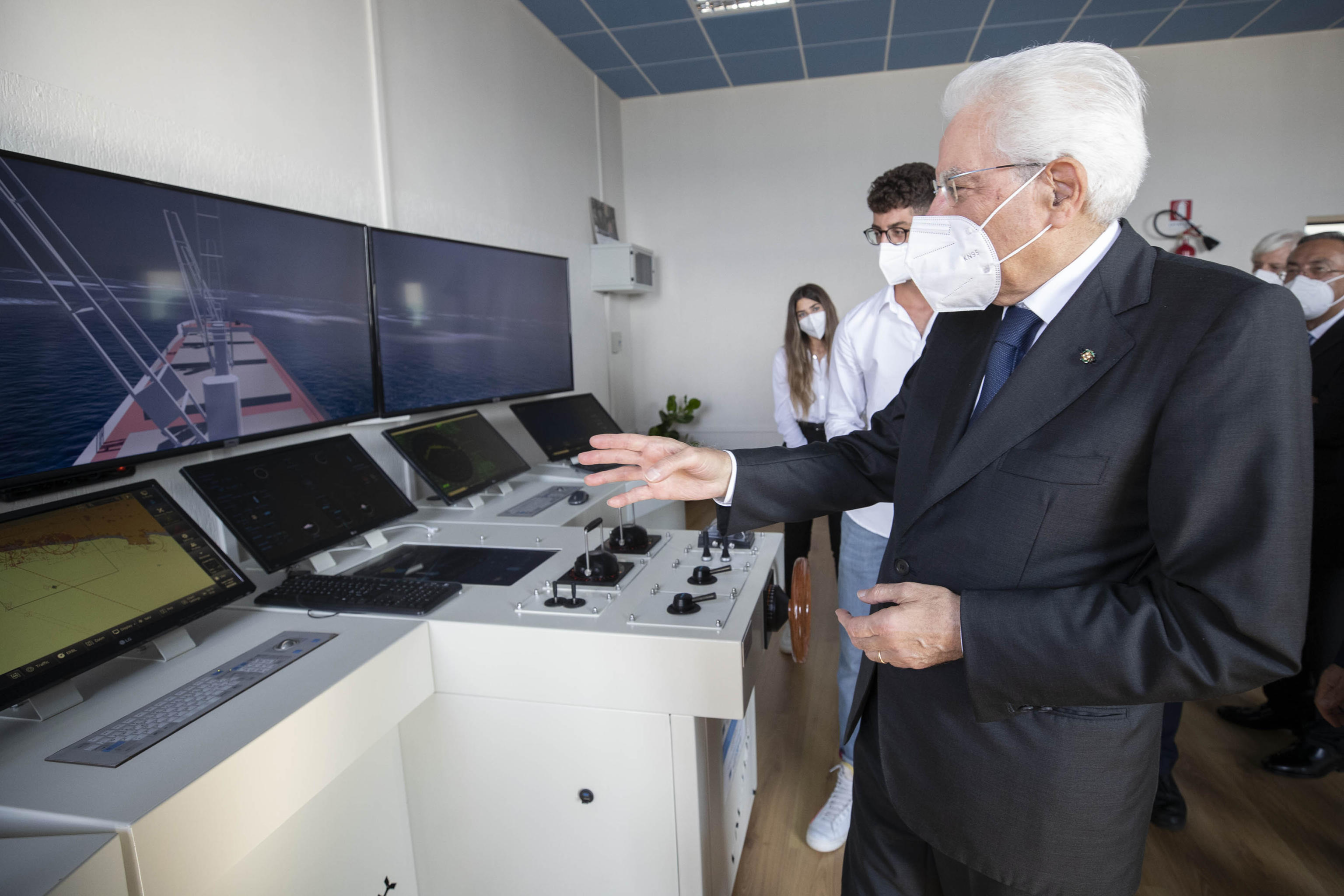 Il presidente della Repubblica, Sergio Mattarella, a Pizzo Calabro nell'Istituto tecnico nautico, dove parteciperà, assieme al Ministro dell'Istruzione Patrizio Bianchi alla cerimonia nazionale d'inaugurazione dell'anno scolastico, 20 settembre 2021. La manifestazione "Tutti a scuola" si svolge all'interno del perimetro dell'istituto, uno dei più antichi del Paese, in un palco allestito davanti al mare Tirreno.
ANSA/UFFICIO STAMPA QUIRINALE/FRANCESCO AMMENDOLA
+++ ANSA PROVIDES ACCESS TO THIS HANDOUT PHOTO TO BE USED SOLELY TO ILLUSTRATE NEWS REPORTING OR COMMENTARY ON THE FACTS OR EVENTS DEPICTED IN THIS IMAGE; NO ARCHIVING; NO LICENSING +++