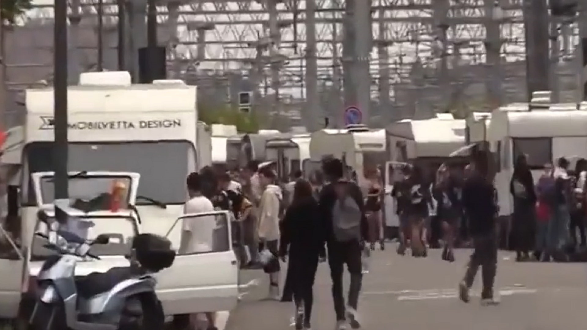 Rave abusivi a Milano e Cagliari: arresti per spaccio e oltre 100 identificati. Salvini: «Lamorgese e Sala dove siete?» – Il video