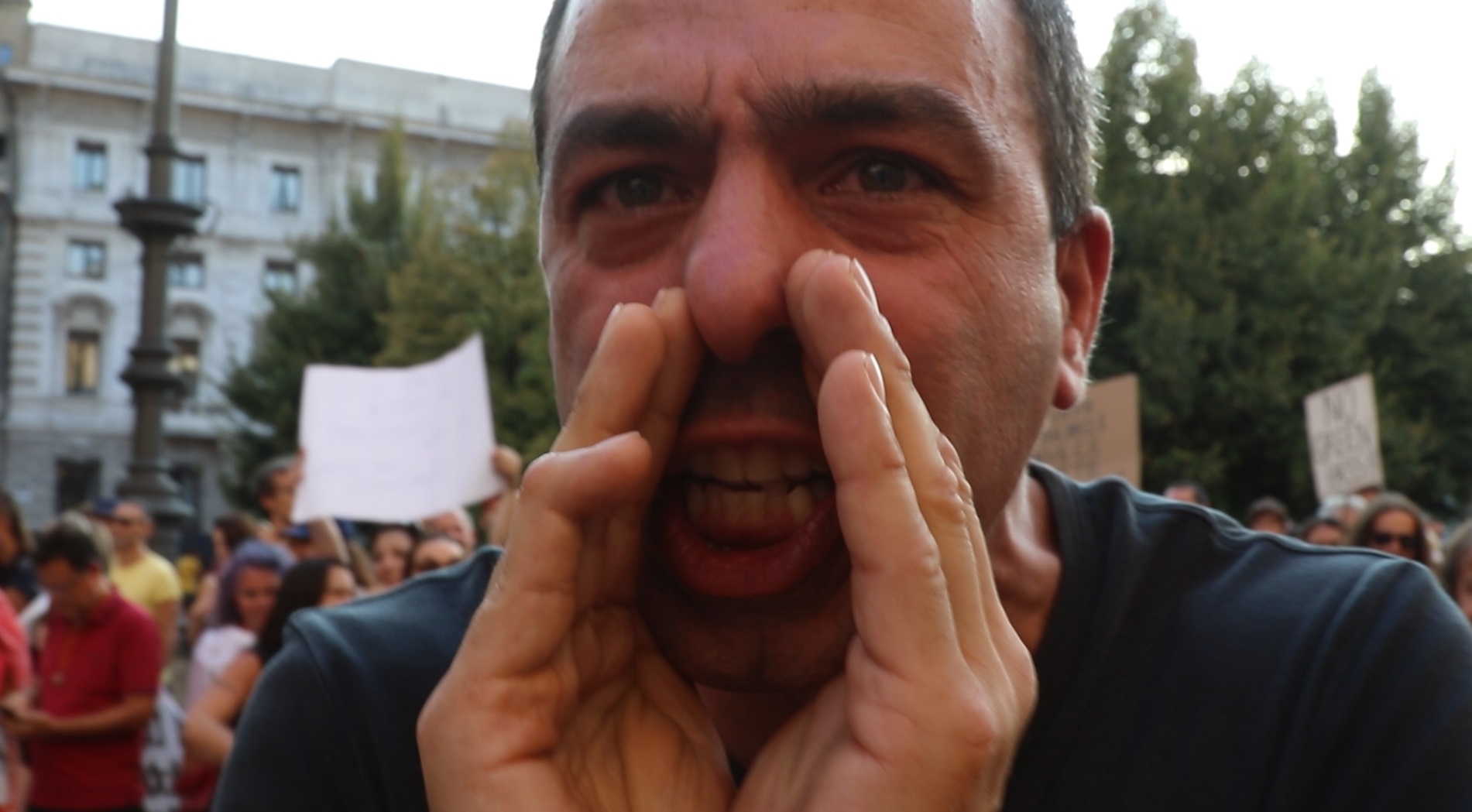 Tra i No Green pass di Milano: «Da settimane ci sputiamo addosso e nessuno si è ammalato. Nei vaccini nanoparticelle e veleni» – Il video