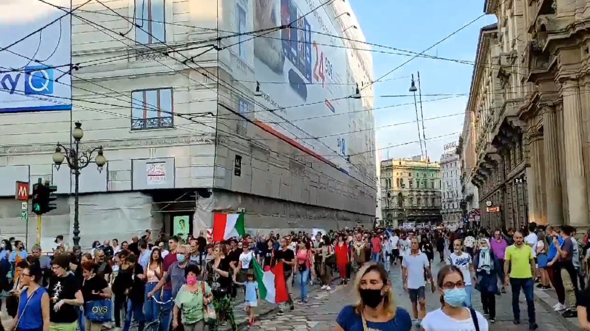 No Green pass, da Milano a Roma i cortei di protesta contro l’estensione dell’obbligo: «Giù le mani dal lavoro» – Il video