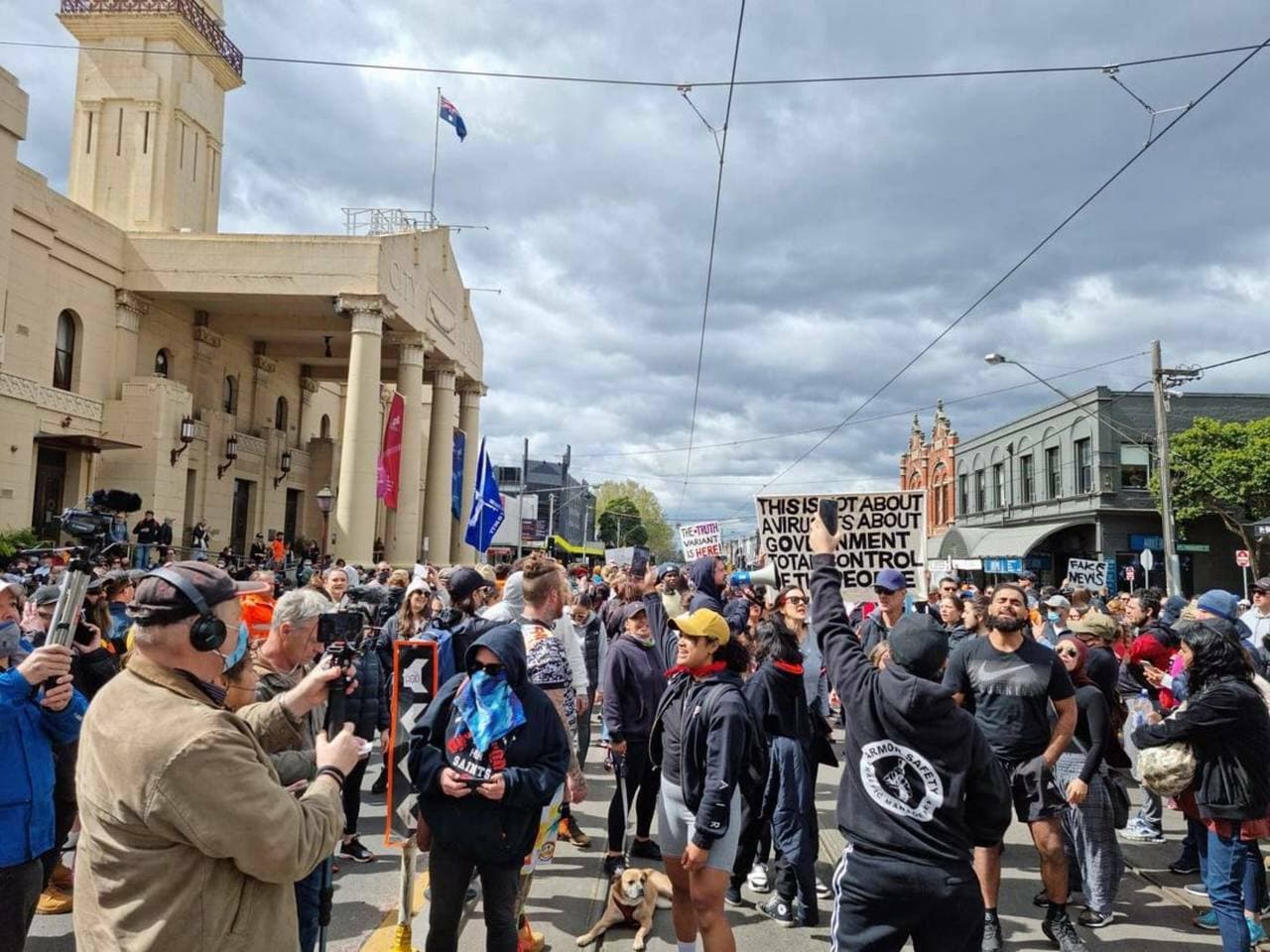 In Australia torna il lockdown, scontri tra manifestanti e polizia: 235 arresti – Il video