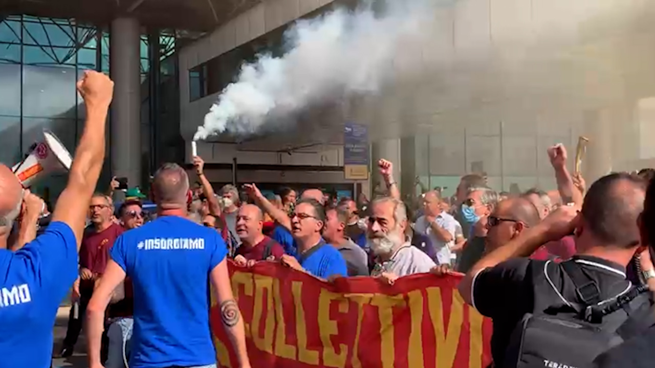 Alitalia, 2 mila manifestanti protestano davanti a Fiumicino. Bloccata l’autostrada per l’aeroporto – Il video