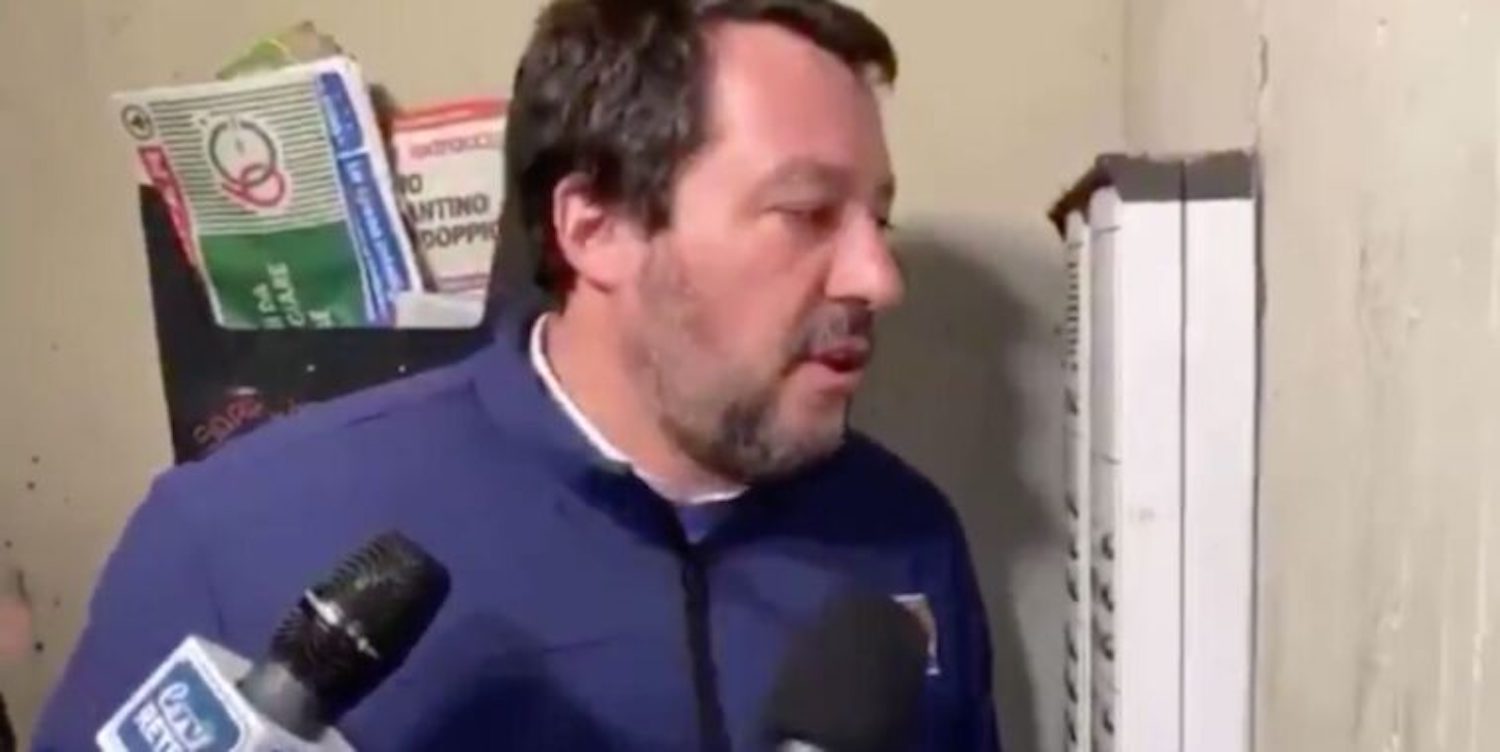 Salvini e la citofonata a Bologna: «Scusi, lei spaccia?»