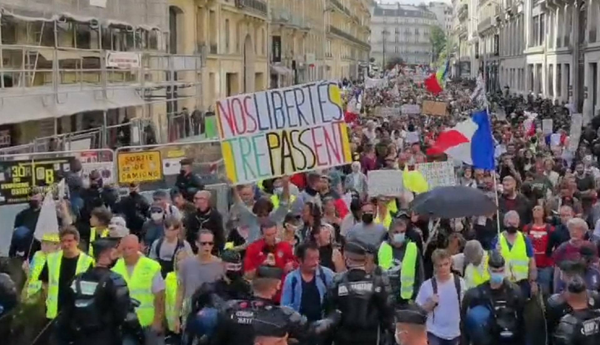 «Macron, il tuo pass non lo vogliamo»: nuova protesta dei No Green pass in Francia. Invasa la stazione Est di Parigi – Il video