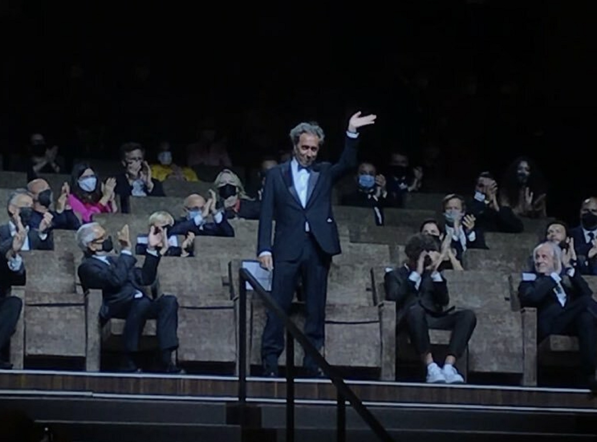 Mostra del cinema di Venezia, Sorrentino si commuove: 9 minuti di applausi per “È stata la mano di Dio” – Il video