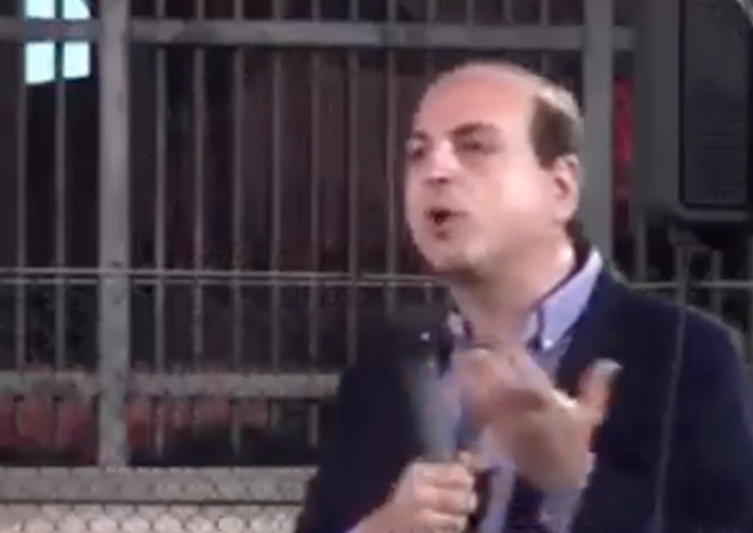 «Il Reddito di cittadinanza? Meglio che gli diamo una bustina di droga al ragazzo». È bufera sul candidato sindaco Pd – Il video