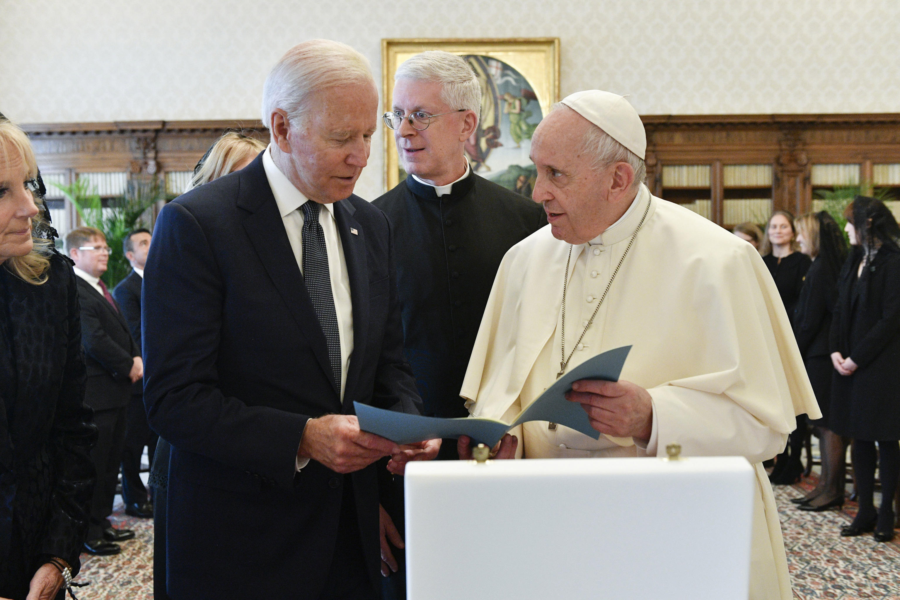 Papa Francesco ricoverato, il nuovo messaggio di Biden: «Il mondo ha bisogno di lui». Gli auguri di Mattarella – Il video